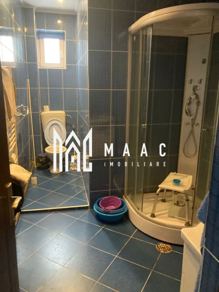 Casă de vânzare pe Calea Poplăcii| 4 camere | Teren 200 mp - MAAC Imobiliare vă propune spre vânzare o casă individuală situată pe Calea Poplăcii, una dintre cele mai apreciate zone din Sibiu, ideală pentru familiile care își doresc confort, intimitate și acces rapid către centrul orașului, Parcul Sub Arini și principalele puncte de interes.

Proprietatea este amplasată pe un teren de 250 mp și este dispusă pe două niveluri, având o amprentă la sol de 65 mp, ceea ce oferă o suprafață utilă totală de aproximativ 130 mp. În plus, casa beneficiază de pivniță și curte proprie, oferind spațiu suplimentar pentru depozitare și relaxare.

Compartimentare

Parter:

Living generos;
Bucătărie;
Baie;
Hol.

Etaj:

3 dormitoare;
Hol.

Subsol:

Pivniță.
Avantajele proprietății
Casă individuală;
Aproximativ 130 mp utili;
Teren de 250 mp;
Curte proprie;
4 camere;
3 dormitoare;
1 baie;
Regim de înălțime P+1;
Pivniță;
Zonă liniștită și bine cotată;
Acces facil către centrul orașului și Parcul Sub Arini.
Localizare

Situată pe Calea Poplăcii, proprietatea beneficiază de o poziționare excelentă, cu acces rapid către școli, grădinițe, supermarketuri, farmacii, mijloace de transport în comun și zone de recreere. Este o alegere ideală pentru cei care își doresc să locuiască într-o zonă consacrată a orașului Sibiu, cu toate facilitățile la îndemână.

Datorită compartimentării eficiente și a curții proprii, această proprietate reprezintă o oportunitate excelentă atât pentru locuință permanentă, cât și pentru investiție.

Pentru informații suplimentare și programarea unei vizionări, contactați consultantul MAAC Imobiliare și menționați codul proprietății. CP3190764