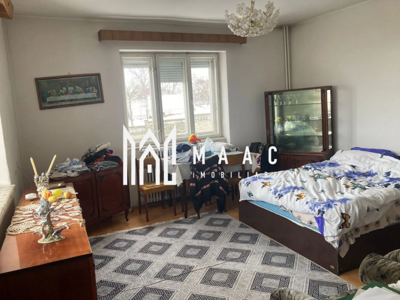 Casă de vânzare pe Calea Poplăcii| 4 camere | Teren 200 mp - MAAC Imobiliare vă propune spre vânzare o casă individuală situată pe Calea Poplăcii, una dintre cele mai apreciate zone din Sibiu, ideală pentru familiile care își doresc confort, intimitate și acces rapid către centrul orașului, Parcul Sub Arini și principalele puncte de interes.

Proprietatea este amplasată pe un teren de 250 mp și este dispusă pe două niveluri, având o amprentă la sol de 65 mp, ceea ce oferă o suprafață utilă totală de aproximativ 130 mp. În plus, casa beneficiază de pivniță și curte proprie, oferind spațiu suplimentar pentru depozitare și relaxare.

Compartimentare

Parter:

Living generos;
Bucătărie;
Baie;
Hol.

Etaj:

3 dormitoare;
Hol.

Subsol:

Pivniță.
Avantajele proprietății
Casă individuală;
Aproximativ 130 mp utili;
Teren de 250 mp;
Curte proprie;
4 camere;
3 dormitoare;
1 baie;
Regim de înălțime P+1;
Pivniță;
Zonă liniștită și bine cotată;
Acces facil către centrul orașului și Parcul Sub Arini.
Localizare

Situată pe Calea Poplăcii, proprietatea beneficiază de o poziționare excelentă, cu acces rapid către școli, grădinițe, supermarketuri, farmacii, mijloace de transport în comun și zone de recreere. Este o alegere ideală pentru cei care își doresc să locuiască într-o zonă consacrată a orașului Sibiu, cu toate facilitățile la îndemână.

Datorită compartimentării eficiente și a curții proprii, această proprietate reprezintă o oportunitate excelentă atât pentru locuință permanentă, cât și pentru investiție.

Pentru informații suplimentare și programarea unei vizionări, contactați consultantul MAAC Imobiliare și menționați codul proprietății. CP3190764