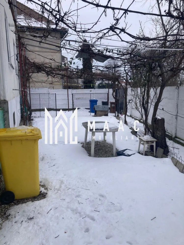 Casă de vânzare pe Calea Poplăcii| 4 camere | Teren 200 mp - MAAC Imobiliare vă propune spre vânzare o casă individuală situată pe Calea Poplăcii, una dintre cele mai apreciate zone din Sibiu, ideală pentru familiile care își doresc confort, intimitate și acces rapid către centrul orașului, Parcul Sub Arini și principalele puncte de interes.

Proprietatea este amplasată pe un teren de 250 mp și este dispusă pe două niveluri, având o amprentă la sol de 65 mp, ceea ce oferă o suprafață utilă totală de aproximativ 130 mp. În plus, casa beneficiază de pivniță și curte proprie, oferind spațiu suplimentar pentru depozitare și relaxare.

Compartimentare

Parter:

Living generos;
Bucătărie;
Baie;
Hol.

Etaj:

3 dormitoare;
Hol.

Subsol:

Pivniță.
Avantajele proprietății
Casă individuală;
Aproximativ 130 mp utili;
Teren de 250 mp;
Curte proprie;
4 camere;
3 dormitoare;
1 baie;
Regim de înălțime P+1;
Pivniță;
Zonă liniștită și bine cotată;
Acces facil către centrul orașului și Parcul Sub Arini.
Localizare

Situată pe Calea Poplăcii, proprietatea beneficiază de o poziționare excelentă, cu acces rapid către școli, grădinițe, supermarketuri, farmacii, mijloace de transport în comun și zone de recreere. Este o alegere ideală pentru cei care își doresc să locuiască într-o zonă consacrată a orașului Sibiu, cu toate facilitățile la îndemână.

Datorită compartimentării eficiente și a curții proprii, această proprietate reprezintă o oportunitate excelentă atât pentru locuință permanentă, cât și pentru investiție.

Pentru informații suplimentare și programarea unei vizionări, contactați consultantul MAAC Imobiliare și menționați codul proprietății. CP3190764