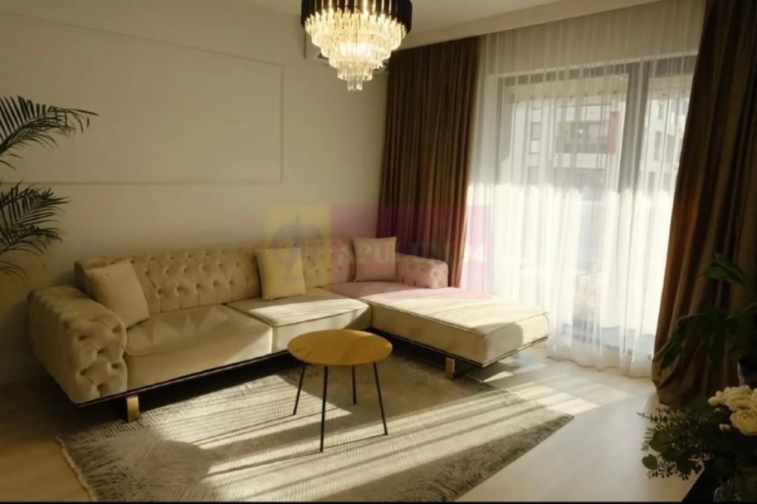 Apartament 2 camere | 55 mp | Plaza Residence | Etaj 7 | Mobilat cu designer - Agentia Imobiliara Apulum 94, va propune spre vanzare
Apartament 2 camere | 55 mp | Etaj 7/11 | Construcție an 2022 | Clasa energetică A

Link fotografii: https://photos.app.goo.gl/1TaQtkBVCiNFD45M7

Apartament compartimentat clasic: living, dormitor și bucătărie separate. Situat la etajul 7 din 11, orientat spre Vest, cu multă lumina pe tot parcursul zilei, și cu un golden hour fantastic în timpul toamnei. Balcon de tip încastrat, aranjat și dotat perfect pentru serile de vara, toamna și primăvară. Podeaua este acoperita cu placi de lemn, pentru un confort extra. Vederea este libera din toate camerele - nu este bloc in fata. 

Apartamentul a fost mobilat cu un designer de interior, mobila făcută la comanda. Bucătăria este complet integrată și dotată cu electrocasnice - centrala, aragaz, hota, cuptor, mașina de spălat vase. Baia are gresie și faianță format mare, aspect premium, ușor de curățat. Mașina de spălat rufe este ascunsă în dulapul din hol.

Apartamentul dispune de incălzire prin centrală proprie- plătești exact cât consumi. Datorită orientării costurile aferente încălzirii sunt scăzute. Bloc dotat cu 2 lifturi moderne și rapide.
Complexul Plaza Residence are în curtea interioară tot ce folosești zilnic: Auchan, Profi, cafenele, frizerie, dentist, pilates, sala de forță, sala de dans, masaj, servicii grooming animale de companie. Pază privată permanentă, mașinile parcate neregulamentar sunt blocate și amendate, evitând astfel aglomerarea și disconfortul creat de mașini pe teritoriul complexului.

Apartamentul se afla în imediată apropiere de Parcul Liniei și Parcul Timișoarei (la câteva minute pe jos). Metrou, tramvai și autobuz la câțiva pași distanță. Universitatea Politehnica și Colegiul Grigore Moisil în zonă. AFI Cotroceni, Plaza Mall și Supernova la colț.

Cheltuieli aproximative de întreținere : ~200 lei (administrație, curățenie, apă, salubrizare , fond de rulment).