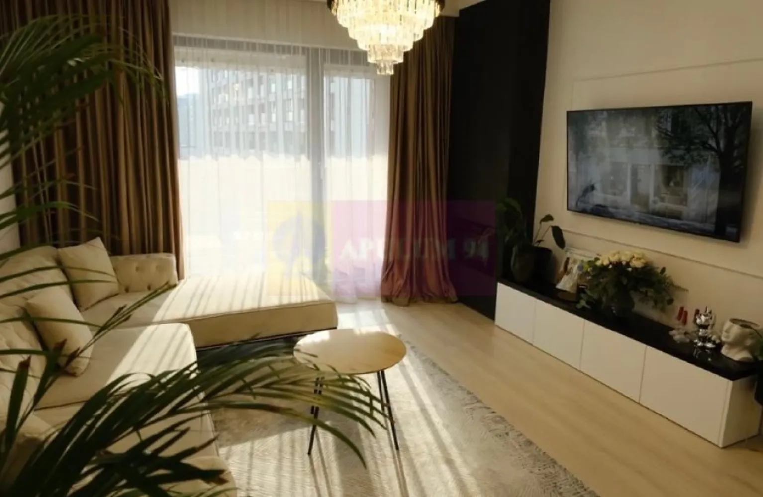 Apartament 2 camere | 55 mp | Plaza Residence | Etaj 7 | Mobilat cu designer - Agentia Imobiliara Apulum 94, va propune spre vanzare
Apartament 2 camere | 55 mp | Etaj 7/11 | Construcție an 2022 | Clasa energetică A

Link fotografii: https://photos.app.goo.gl/1TaQtkBVCiNFD45M7

Apartament compartimentat clasic: living, dormitor și bucătărie separate. Situat la etajul 7 din 11, orientat spre Vest, cu multă lumina pe tot parcursul zilei, și cu un golden hour fantastic în timpul toamnei. Balcon de tip încastrat, aranjat și dotat perfect pentru serile de vara, toamna și primăvară. Podeaua este acoperita cu placi de lemn, pentru un confort extra. Vederea este libera din toate camerele - nu este bloc in fata. 

Apartamentul a fost mobilat cu un designer de interior, mobila făcută la comanda. Bucătăria este complet integrată și dotată cu electrocasnice - centrala, aragaz, hota, cuptor, mașina de spălat vase. Baia are gresie și faianță format mare, aspect premium, ușor de curățat. Mașina de spălat rufe este ascunsă în dulapul din hol.

Apartamentul dispune de incălzire prin centrală proprie- plătești exact cât consumi. Datorită orientării costurile aferente încălzirii sunt scăzute. Bloc dotat cu 2 lifturi moderne și rapide.
Complexul Plaza Residence are în curtea interioară tot ce folosești zilnic: Auchan, Profi, cafenele, frizerie, dentist, pilates, sala de forță, sala de dans, masaj, servicii grooming animale de companie. Pază privată permanentă, mașinile parcate neregulamentar sunt blocate și amendate, evitând astfel aglomerarea și disconfortul creat de mașini pe teritoriul complexului.

Apartamentul se afla în imediată apropiere de Parcul Liniei și Parcul Timișoarei (la câteva minute pe jos). Metrou, tramvai și autobuz la câțiva pași distanță. Universitatea Politehnica și Colegiul Grigore Moisil în zonă. AFI Cotroceni, Plaza Mall și Supernova la colț.

Cheltuieli aproximative de întreținere : ~200 lei (administrație, curățenie, apă, salubrizare , fond de rulment).