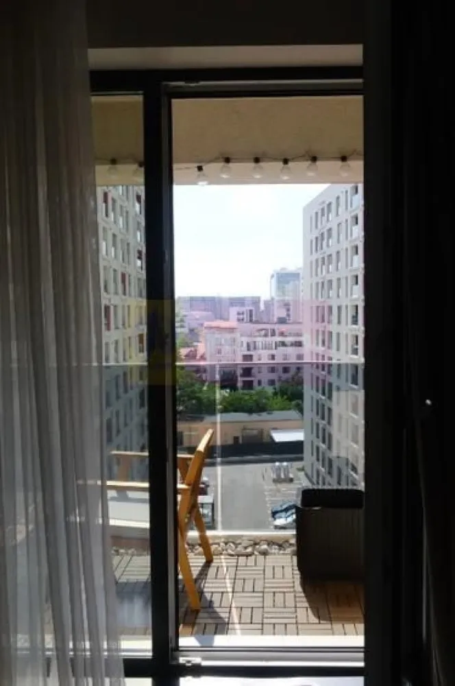 Apartament 2 camere | 55 mp | Plaza Residence | Etaj 7 | Mobilat cu designer - Agentia Imobiliara Apulum 94, va propune spre vanzare
Apartament 2 camere | 55 mp | Etaj 7/11 | Construcție an 2022 | Clasa energetică A

Link fotografii: https://photos.app.goo.gl/1TaQtkBVCiNFD45M7

Apartament compartimentat clasic: living, dormitor și bucătărie separate. Situat la etajul 7 din 11, orientat spre Vest, cu multă lumina pe tot parcursul zilei, și cu un golden hour fantastic în timpul toamnei. Balcon de tip încastrat, aranjat și dotat perfect pentru serile de vara, toamna și primăvară. Podeaua este acoperita cu placi de lemn, pentru un confort extra. Vederea este libera din toate camerele - nu este bloc in fata. 

Apartamentul a fost mobilat cu un designer de interior, mobila făcută la comanda. Bucătăria este complet integrată și dotată cu electrocasnice - centrala, aragaz, hota, cuptor, mașina de spălat vase. Baia are gresie și faianță format mare, aspect premium, ușor de curățat. Mașina de spălat rufe este ascunsă în dulapul din hol.

Apartamentul dispune de incălzire prin centrală proprie- plătești exact cât consumi. Datorită orientării costurile aferente încălzirii sunt scăzute. Bloc dotat cu 2 lifturi moderne și rapide.
Complexul Plaza Residence are în curtea interioară tot ce folosești zilnic: Auchan, Profi, cafenele, frizerie, dentist, pilates, sala de forță, sala de dans, masaj, servicii grooming animale de companie. Pază privată permanentă, mașinile parcate neregulamentar sunt blocate și amendate, evitând astfel aglomerarea și disconfortul creat de mașini pe teritoriul complexului.

Apartamentul se afla în imediată apropiere de Parcul Liniei și Parcul Timișoarei (la câteva minute pe jos). Metrou, tramvai și autobuz la câțiva pași distanță. Universitatea Politehnica și Colegiul Grigore Moisil în zonă. AFI Cotroceni, Plaza Mall și Supernova la colț.

Cheltuieli aproximative de întreținere : ~200 lei (administrație, curățenie, apă, salubrizare , fond de rulment).