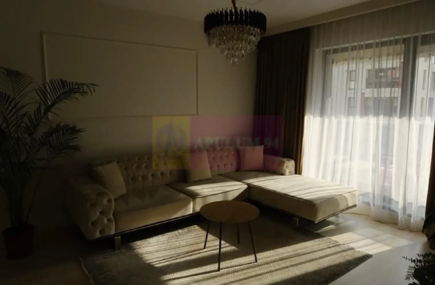 Apartament 2 camere | 55 mp | Plaza Residence | Etaj 7 | Mobilat cu designer - Agentia Imobiliara Apulum 94, va propune spre vanzare
Apartament 2 camere | 55 mp | Etaj 7/11 | Construcție an 2022 | Clasa energetică A

Link fotografii: https://photos.app.goo.gl/1TaQtkBVCiNFD45M7

Apartament compartimentat clasic: living, dormitor și bucătărie separate. Situat la etajul 7 din 11, orientat spre Vest, cu multă lumina pe tot parcursul zilei, și cu un golden hour fantastic în timpul toamnei. Balcon de tip încastrat, aranjat și dotat perfect pentru serile de vara, toamna și primăvară. Podeaua este acoperita cu placi de lemn, pentru un confort extra. Vederea este libera din toate camerele - nu este bloc in fata. 

Apartamentul a fost mobilat cu un designer de interior, mobila făcută la comanda. Bucătăria este complet integrată și dotată cu electrocasnice - centrala, aragaz, hota, cuptor, mașina de spălat vase. Baia are gresie și faianță format mare, aspect premium, ușor de curățat. Mașina de spălat rufe este ascunsă în dulapul din hol.

Apartamentul dispune de incălzire prin centrală proprie- plătești exact cât consumi. Datorită orientării costurile aferente încălzirii sunt scăzute. Bloc dotat cu 2 lifturi moderne și rapide.
Complexul Plaza Residence are în curtea interioară tot ce folosești zilnic: Auchan, Profi, cafenele, frizerie, dentist, pilates, sala de forță, sala de dans, masaj, servicii grooming animale de companie. Pază privată permanentă, mașinile parcate neregulamentar sunt blocate și amendate, evitând astfel aglomerarea și disconfortul creat de mașini pe teritoriul complexului.

Apartamentul se afla în imediată apropiere de Parcul Liniei și Parcul Timișoarei (la câteva minute pe jos). Metrou, tramvai și autobuz la câțiva pași distanță. Universitatea Politehnica și Colegiul Grigore Moisil în zonă. AFI Cotroceni, Plaza Mall și Supernova la colț.

Cheltuieli aproximative de întreținere : ~200 lei (administrație, curățenie, apă, salubrizare , fond de rulment).