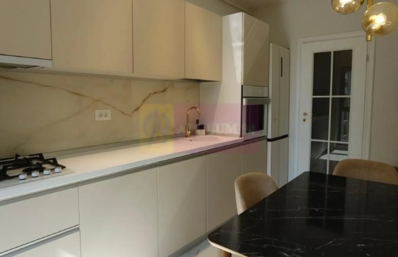 Apartament 2 camere | 55 mp | Plaza Residence | Etaj 7 | Mobilat cu designer - Agentia Imobiliara Apulum 94, va propune spre vanzare
Apartament 2 camere | 55 mp | Etaj 7/11 | Construcție an 2022 | Clasa energetică A

Link fotografii: https://photos.app.goo.gl/1TaQtkBVCiNFD45M7

Apartament compartimentat clasic: living, dormitor și bucătărie separate. Situat la etajul 7 din 11, orientat spre Vest, cu multă lumina pe tot parcursul zilei, și cu un golden hour fantastic în timpul toamnei. Balcon de tip încastrat, aranjat și dotat perfect pentru serile de vara, toamna și primăvară. Podeaua este acoperita cu placi de lemn, pentru un confort extra. Vederea este libera din toate camerele - nu este bloc in fata. 

Apartamentul a fost mobilat cu un designer de interior, mobila făcută la comanda. Bucătăria este complet integrată și dotată cu electrocasnice - centrala, aragaz, hota, cuptor, mașina de spălat vase. Baia are gresie și faianță format mare, aspect premium, ușor de curățat. Mașina de spălat rufe este ascunsă în dulapul din hol.

Apartamentul dispune de incălzire prin centrală proprie- plătești exact cât consumi. Datorită orientării costurile aferente încălzirii sunt scăzute. Bloc dotat cu 2 lifturi moderne și rapide.
Complexul Plaza Residence are în curtea interioară tot ce folosești zilnic: Auchan, Profi, cafenele, frizerie, dentist, pilates, sala de forță, sala de dans, masaj, servicii grooming animale de companie. Pază privată permanentă, mașinile parcate neregulamentar sunt blocate și amendate, evitând astfel aglomerarea și disconfortul creat de mașini pe teritoriul complexului.

Apartamentul se afla în imediată apropiere de Parcul Liniei și Parcul Timișoarei (la câteva minute pe jos). Metrou, tramvai și autobuz la câțiva pași distanță. Universitatea Politehnica și Colegiul Grigore Moisil în zonă. AFI Cotroceni, Plaza Mall și Supernova la colț.

Cheltuieli aproximative de întreținere : ~200 lei (administrație, curățenie, apă, salubrizare , fond de rulment).