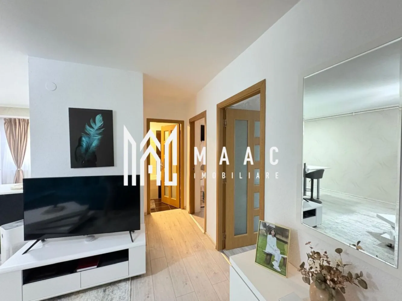 Apartament 3 Camere I Parter I Ștrand I Zona Parc Belvedere - MAAC Imobiliare va propune spre vânzare un apartament cu 3 camere in Ștrand. Apartamentul, situat la parter, într-o zonă liniștită , dispune de 2 dormitoare,living , bucătărie ,baie cu geam. Se preda mobilat și utilat, gata de mutare. Beneficiază de două balcoane închise. Pentru mai multe detalii sau vizionare precizați telefonic ca ați văzut anunțul cu ID CP2855751 }}