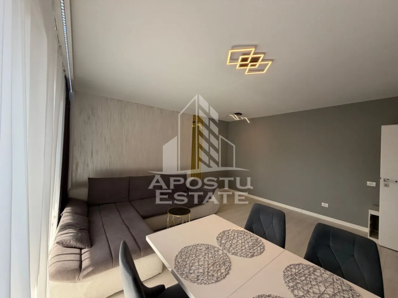 Apartament cu 2 camere de vânzare, Iris, Zona Aradului, Timisoara - ro] Agenţia imobiliara Apostu Estate va propune spre vânzare un apartament nou cu 2 camere ,situat în zona Calea Aradului , Complexul Iris , una dintre cele mai căutate zone din Timisoara . Ideal atât pentru locuinţa proprie , cat si pentru investiţie

Imobilul este amplasat la etajul 6 din 11 cu o privelişte frumoasa şi beneficiază de o suprafaţă utila de 57,5 mp si un balcon mare 

Compartimentare :
-Living open space cu bucataria mobilate 
-Dormitor cu dressing 
-Baie cu cada
-Balcon deschis

Apartamentul se vinde mobilat , conform pozelor 

Beneficii suplimentare :
- Compartimentare moderna şi funcţională
- Zona excelenta pentru locuit sau investiţie
-Loc de parcare subteran inclus in pret

Vecinătăţi :
-Lidl
-Decatlon 
-Auchan
-Facultatea de medicina veterinara
-Mijloace de transport in comun

Pentru mai multe detalii si programarea unei vizionari , va stam cu drag la dispoziţie .

Agenţia imobiliara Apostu Estate vă oferă consultanta bancara gratuita prin intermediul colaboratorilor noştri pentru alegerea celui mai potrivit tip de credit , astfel încât tu să devii noul proprietar al acestui apartament
ID INTERN: CP3190903