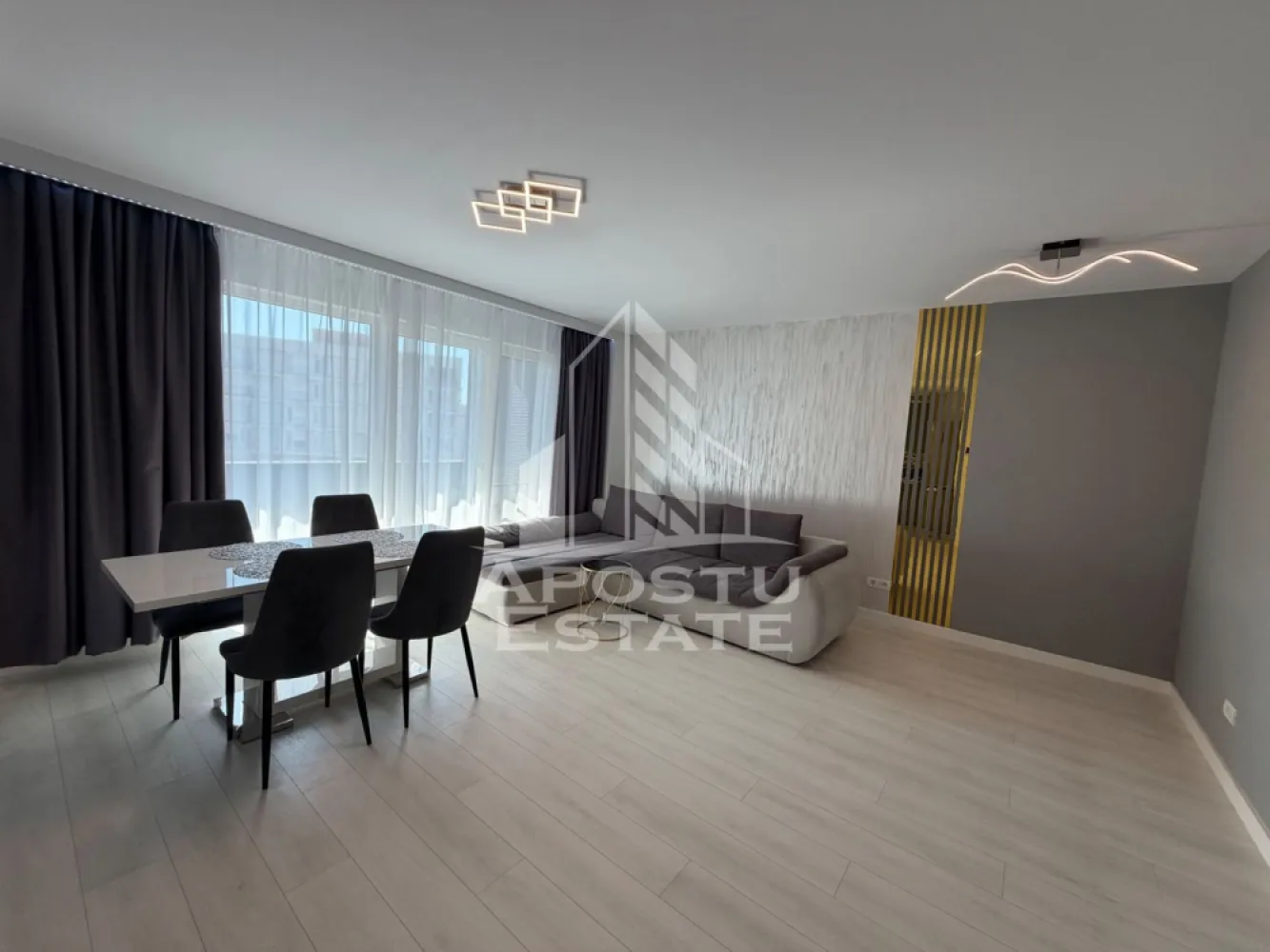Apartament cu 2 camere de vânzare, Iris, Zona Aradului, Timisoara - ro] Agenţia imobiliara Apostu Estate va propune spre vânzare un apartament nou cu 2 camere ,situat în zona Calea Aradului , Complexul Iris , una dintre cele mai căutate zone din Timisoara . Ideal atât pentru locuinţa proprie , cat si pentru investiţie

Imobilul este amplasat la etajul 6 din 11 cu o privelişte frumoasa şi beneficiază de o suprafaţă utila de 57,5 mp si un balcon mare 

Compartimentare :
-Living open space cu bucataria mobilate 
-Dormitor cu dressing 
-Baie cu cada
-Balcon deschis

Apartamentul se vinde mobilat , conform pozelor 

Beneficii suplimentare :
- Compartimentare moderna şi funcţională
- Zona excelenta pentru locuit sau investiţie
-Loc de parcare subteran inclus in pret

Vecinătăţi :
-Lidl
-Decatlon 
-Auchan
-Facultatea de medicina veterinara
-Mijloace de transport in comun

Pentru mai multe detalii si programarea unei vizionari , va stam cu drag la dispoziţie .

Agenţia imobiliara Apostu Estate vă oferă consultanta bancara gratuita prin intermediul colaboratorilor noştri pentru alegerea celui mai potrivit tip de credit , astfel încât tu să devii noul proprietar al acestui apartament
ID INTERN: CP3190903