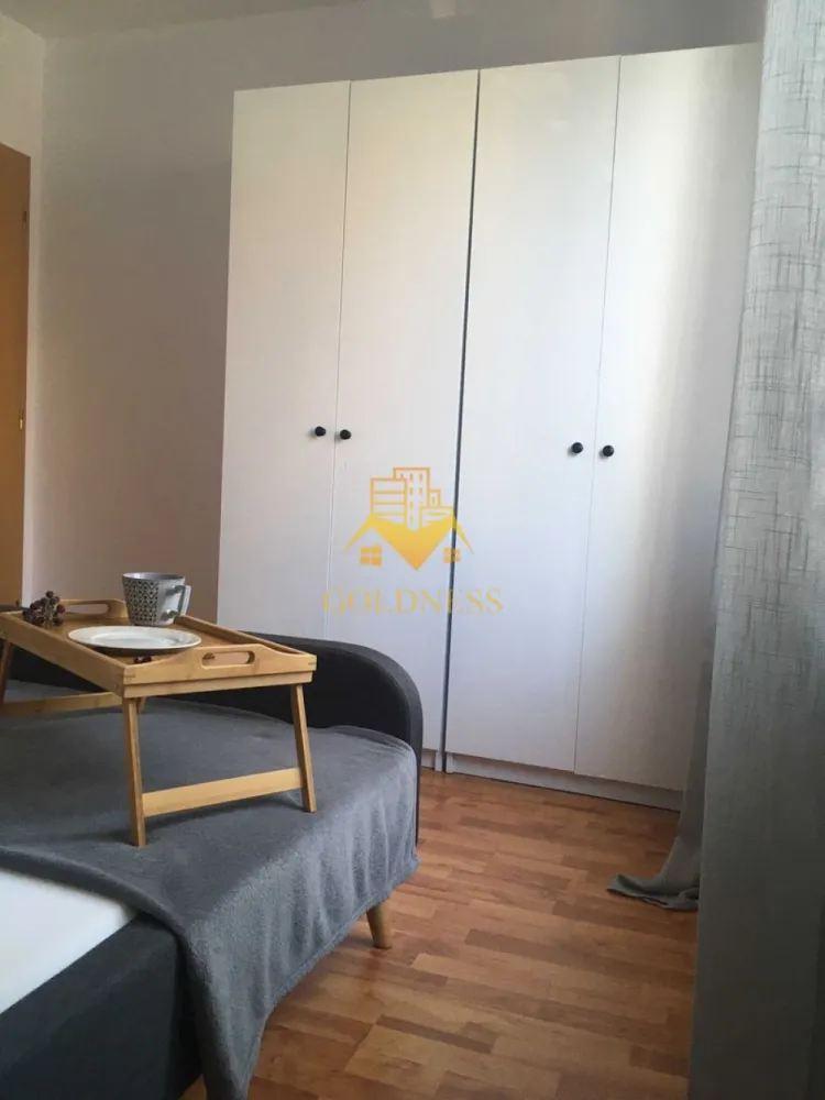 2 camere, Gheorgheni, Interservisan, Iulius Mall, Unirii, Slănic - GOLDNESS Imobiliare vă propune spre închiriere un apartament cu 2 camere complet mobilat și utilat, la etajul 3 într-un imobil de 10 etaje, în Cartierul Gheorgheni.
Posibilitate de loc de parcare în zona la liber.
Se află în apropierea stațiilor de transport în comun, magazine, restaurante, spații verzi, farmacii, etc. 

Apartamentul este compartimentat astfel:
 - dormitor cu pat matrimonial, dressing, noptiere
 - living cu canapea extensibilă 
 - bucătărie complet utilată și mobilată, loc de servit masa 
 - baie cu cada, calorifer port prosop și dulap pentru depozitare.
 - balcon 7mp.

Imobilul este dotat cu toate cele necesare- centrală proprie, frigider, aragaz, hotă, mașină de spălat haine, etc. 

Dacă sunteți interesați de acest apartament și doriți să îl vizionați, dar și pentru alte oferte nu ezitați să ne contactați telefonic sau prin e-mail. Vă stăm la dispoziție!
Pentru intermediere se percepe un comision de 50% din prețul chiriei!