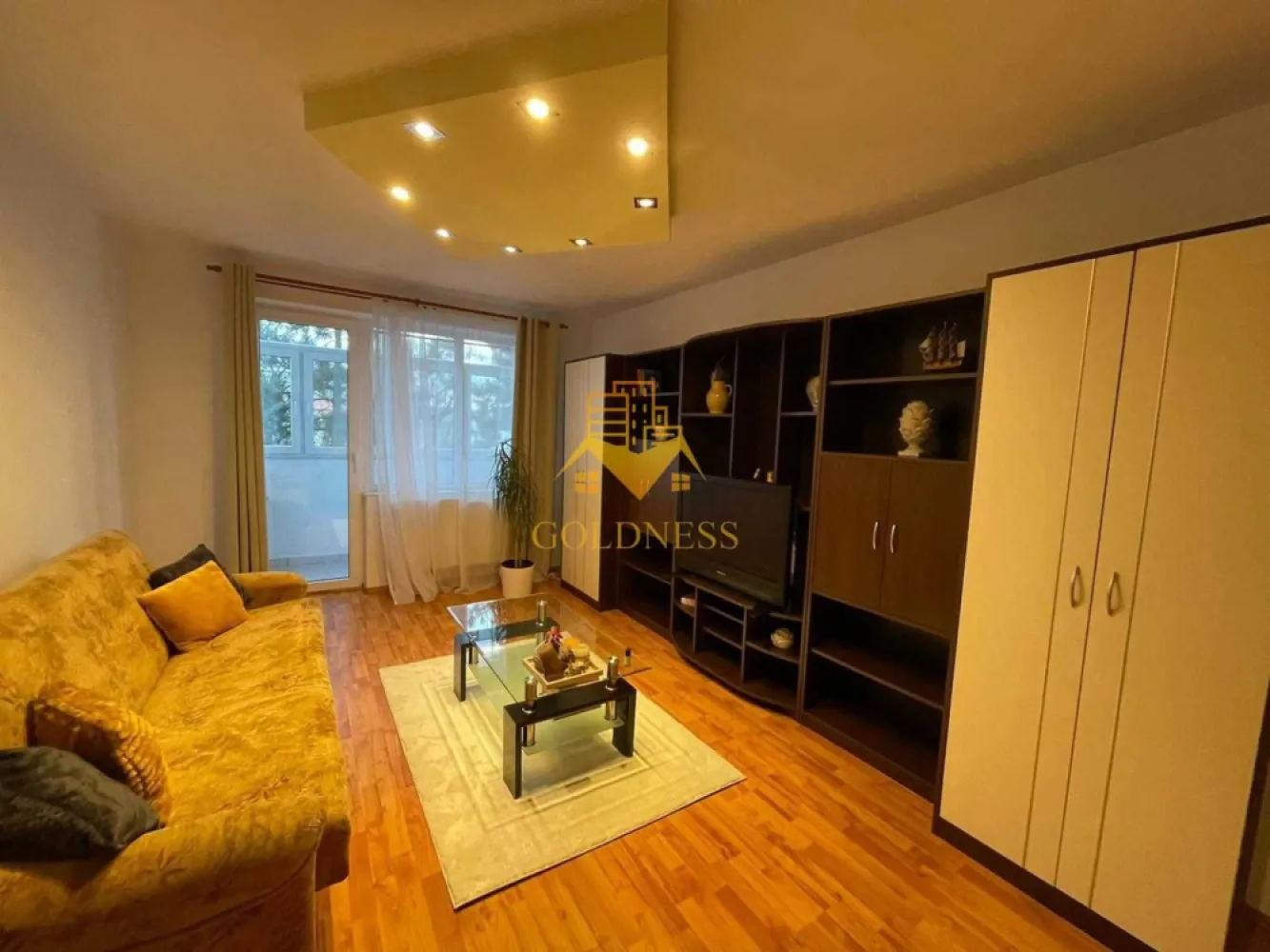 2 camere, Gheorgheni, Interservisan, Iulius Mall, Unirii, Slănic - GOLDNESS Imobiliare vă propune spre închiriere un apartament cu 2 camere complet mobilat și utilat, la etajul 3 într-un imobil de 10 etaje, în Cartierul Gheorgheni.
Posibilitate de loc de parcare în zona la liber.
Se află în apropierea stațiilor de transport în comun, magazine, restaurante, spații verzi, farmacii, etc. 

Apartamentul este compartimentat astfel:
 - dormitor cu pat matrimonial, dressing, noptiere
 - living cu canapea extensibilă 
 - bucătărie complet utilată și mobilată, loc de servit masa 
 - baie cu cada, calorifer port prosop și dulap pentru depozitare.
 - balcon 7mp.

Imobilul este dotat cu toate cele necesare- centrală proprie, frigider, aragaz, hotă, mașină de spălat haine, etc. 

Dacă sunteți interesați de acest apartament și doriți să îl vizionați, dar și pentru alte oferte nu ezitați să ne contactați telefonic sau prin e-mail. Vă stăm la dispoziție!
Pentru intermediere se percepe un comision de 50% din prețul chiriei!
