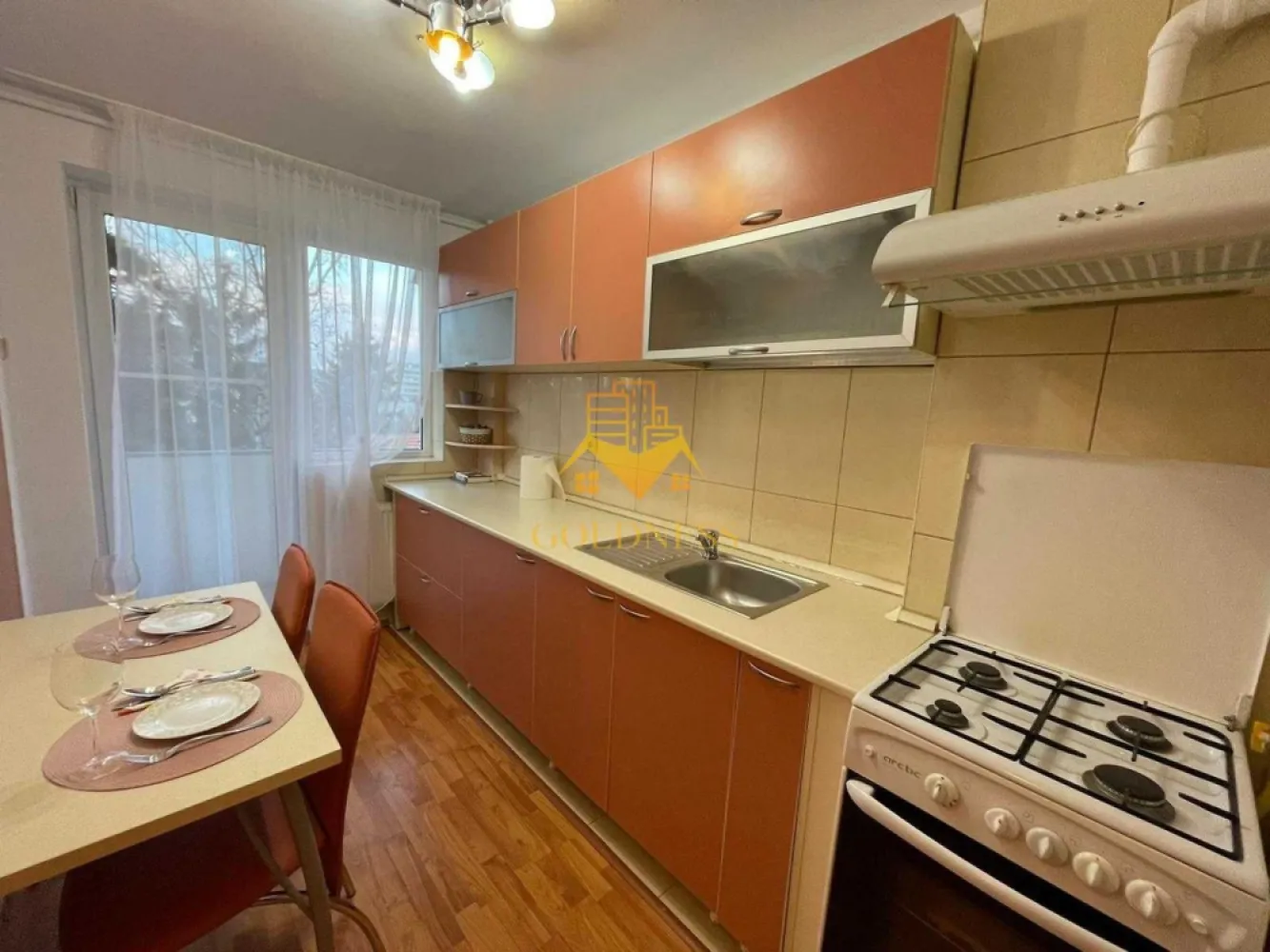 2 camere, Gheorgheni, Interservisan, Iulius Mall, Unirii, Slănic - GOLDNESS Imobiliare vă propune spre închiriere un apartament cu 2 camere complet mobilat și utilat, la etajul 3 într-un imobil de 10 etaje, în Cartierul Gheorgheni.
Posibilitate de loc de parcare în zona la liber.
Se află în apropierea stațiilor de transport în comun, magazine, restaurante, spații verzi, farmacii, etc. 

Apartamentul este compartimentat astfel:
 - dormitor cu pat matrimonial, dressing, noptiere
 - living cu canapea extensibilă 
 - bucătărie complet utilată și mobilată, loc de servit masa 
 - baie cu cada, calorifer port prosop și dulap pentru depozitare.
 - balcon 7mp.

Imobilul este dotat cu toate cele necesare- centrală proprie, frigider, aragaz, hotă, mașină de spălat haine, etc. 

Dacă sunteți interesați de acest apartament și doriți să îl vizionați, dar și pentru alte oferte nu ezitați să ne contactați telefonic sau prin e-mail. Vă stăm la dispoziție!
Pentru intermediere se percepe un comision de 50% din prețul chiriei!