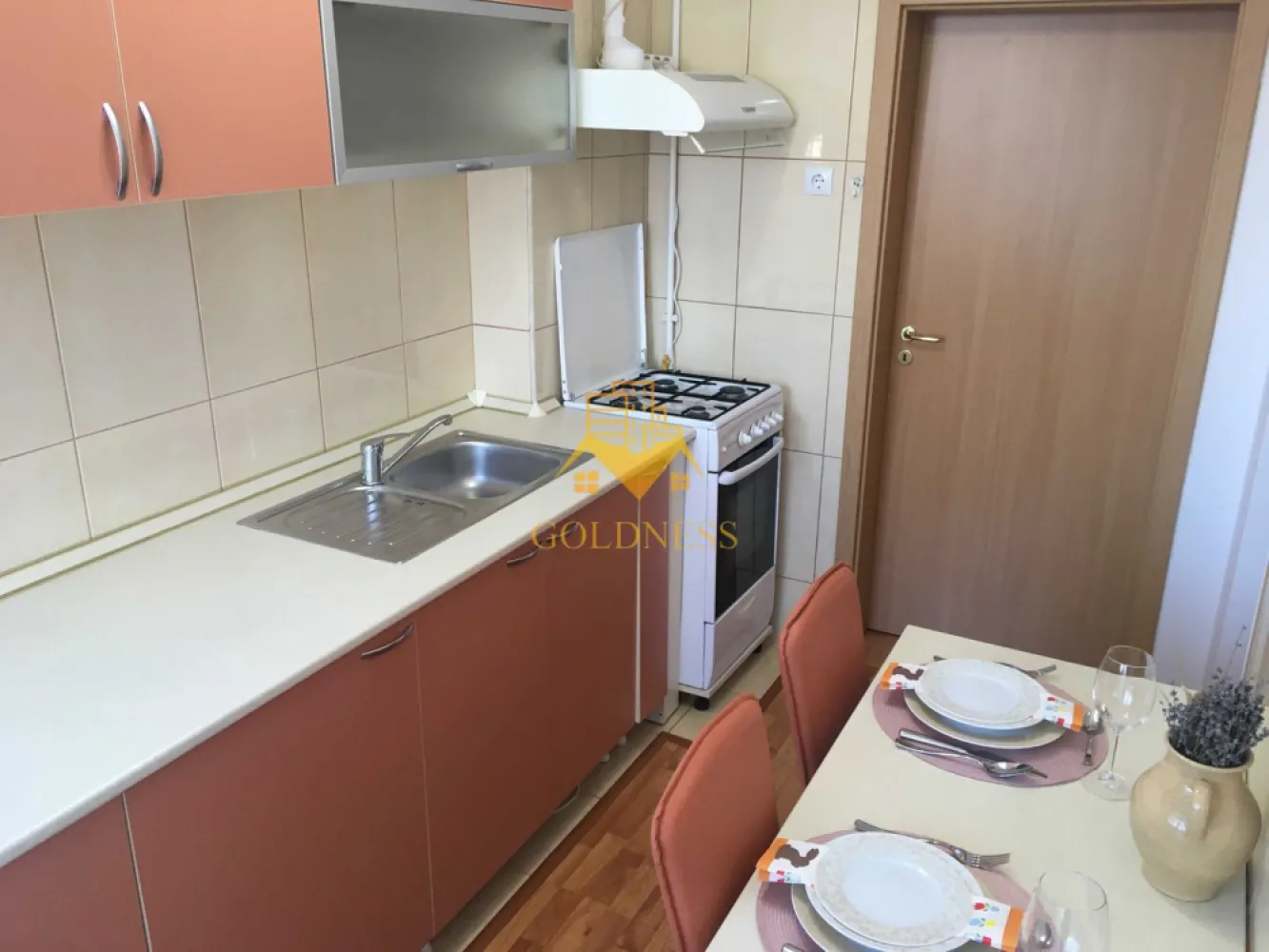 2 camere, Gheorgheni, Interservisan, Iulius Mall, Unirii, Slănic - GOLDNESS Imobiliare vă propune spre închiriere un apartament cu 2 camere complet mobilat și utilat, la etajul 3 într-un imobil de 10 etaje, în Cartierul Gheorgheni.
Posibilitate de loc de parcare în zona la liber.
Se află în apropierea stațiilor de transport în comun, magazine, restaurante, spații verzi, farmacii, etc. 

Apartamentul este compartimentat astfel:
 - dormitor cu pat matrimonial, dressing, noptiere
 - living cu canapea extensibilă 
 - bucătărie complet utilată și mobilată, loc de servit masa 
 - baie cu cada, calorifer port prosop și dulap pentru depozitare.
 - balcon 7mp.

Imobilul este dotat cu toate cele necesare- centrală proprie, frigider, aragaz, hotă, mașină de spălat haine, etc. 

Dacă sunteți interesați de acest apartament și doriți să îl vizionați, dar și pentru alte oferte nu ezitați să ne contactați telefonic sau prin e-mail. Vă stăm la dispoziție!
Pentru intermediere se percepe un comision de 50% din prețul chiriei!