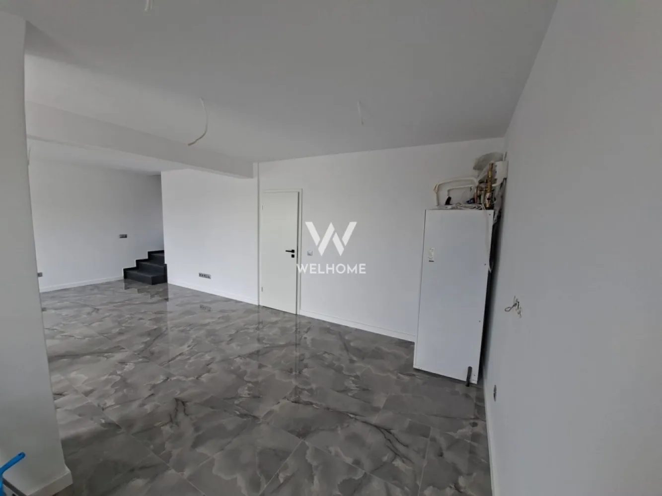 Casa finisata LA CHEIE, Cristian, Sibiu - Descoperă o casă la cheie, cu finisaje moderne și atenție la fiecare detaliu, ideală pentru o familie care își dorește confort, funcționalitate și un stil de viață echilibrat. Proprietatea este inteligent compartimentată și oferă 5 camere: 3 dormitoare luminoase, perfecte pentru odihnă și intimitate 1 birou, ideal pentru work from home 2 băi moderne, amenajate cu bun gust Living generos cu bucătărie open-space, un spațiu primitor pentru momentele petrecute împreună Casa beneficiază de pompă de căldură și încălzire în pardoseală, asigurând un confort termic excelent și costuri reduse de întreținere, indiferent de sezon. În plus, dispune de o curte privată de 70 mp, perfectă pentru relaxare, joacă sau seri petrecute în aer liber, precum și de 2 locuri de parcare. ✨ O locuință modernă, practică și primitoare – gata să devină „acasă”. Vizionari: 0740154900 }}