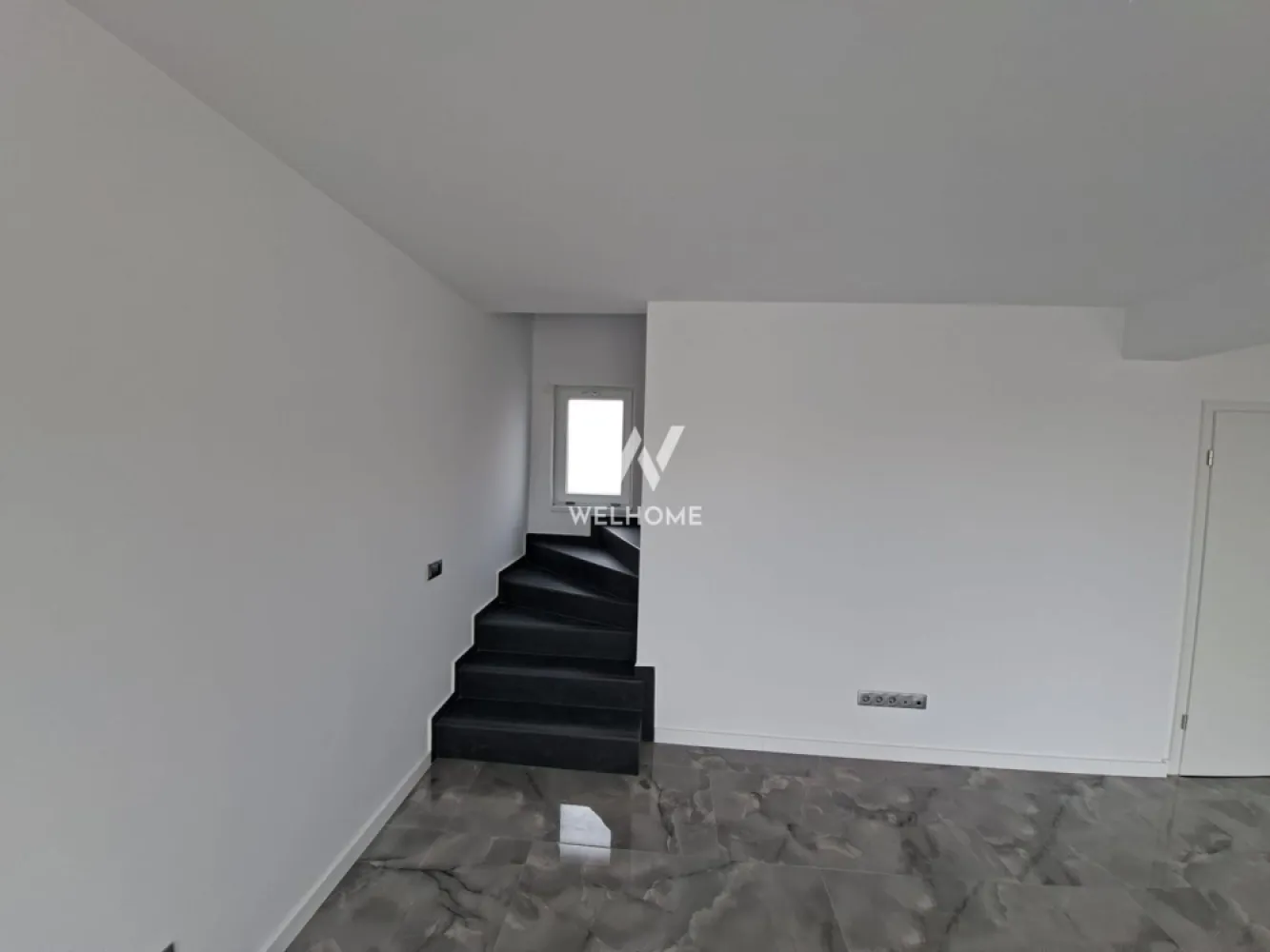 Casa finisata LA CHEIE, Cristian, Sibiu - Descoperă o casă la cheie, cu finisaje moderne și atenție la fiecare detaliu, ideală pentru o familie care își dorește confort, funcționalitate și un stil de viață echilibrat. Proprietatea este inteligent compartimentată și oferă 5 camere: 3 dormitoare luminoase, perfecte pentru odihnă și intimitate 1 birou, ideal pentru work from home 2 băi moderne, amenajate cu bun gust Living generos cu bucătărie open-space, un spațiu primitor pentru momentele petrecute împreună Casa beneficiază de pompă de căldură și încălzire în pardoseală, asigurând un confort termic excelent și costuri reduse de întreținere, indiferent de sezon. În plus, dispune de o curte privată de 70 mp, perfectă pentru relaxare, joacă sau seri petrecute în aer liber, precum și de 2 locuri de parcare. ✨ O locuință modernă, practică și primitoare – gata să devină „acasă”. Vizionari: 0740154900 }}