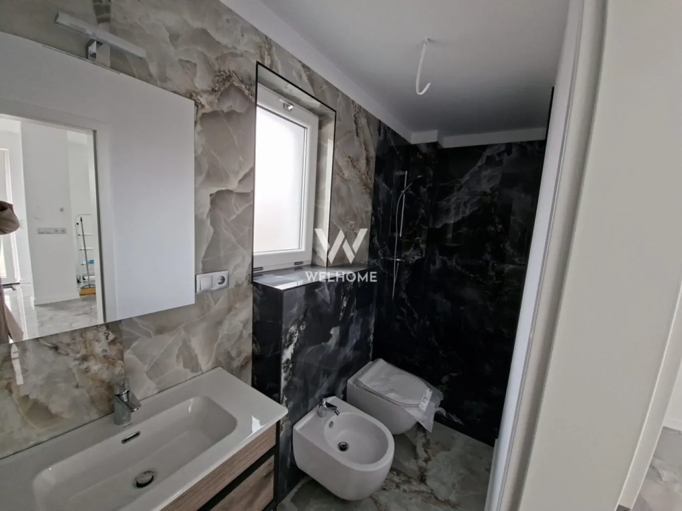 Casa finisata LA CHEIE, Cristian, Sibiu - Descoperă o casă la cheie, cu finisaje moderne și atenție la fiecare detaliu, ideală pentru o familie care își dorește confort, funcționalitate și un stil de viață echilibrat. Proprietatea este inteligent compartimentată și oferă 5 camere: 3 dormitoare luminoase, perfecte pentru odihnă și intimitate 1 birou, ideal pentru work from home 2 băi moderne, amenajate cu bun gust Living generos cu bucătărie open-space, un spațiu primitor pentru momentele petrecute împreună Casa beneficiază de pompă de căldură și încălzire în pardoseală, asigurând un confort termic excelent și costuri reduse de întreținere, indiferent de sezon. În plus, dispune de o curte privată de 70 mp, perfectă pentru relaxare, joacă sau seri petrecute în aer liber, precum și de 2 locuri de parcare. ✨ O locuință modernă, practică și primitoare – gata să devină „acasă”. Vizionari: 0740154900 }}