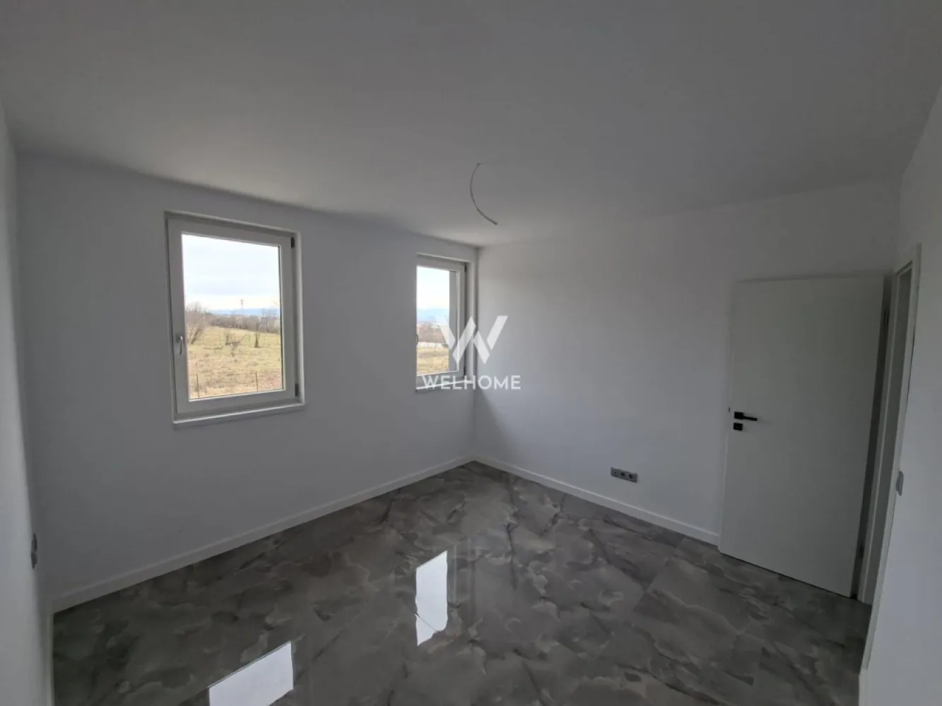 Casa finisata LA CHEIE, Cristian, Sibiu - Descoperă o casă la cheie, cu finisaje moderne și atenție la fiecare detaliu, ideală pentru o familie care își dorește confort, funcționalitate și un stil de viață echilibrat. Proprietatea este inteligent compartimentată și oferă 5 camere: 3 dormitoare luminoase, perfecte pentru odihnă și intimitate 1 birou, ideal pentru work from home 2 băi moderne, amenajate cu bun gust Living generos cu bucătărie open-space, un spațiu primitor pentru momentele petrecute împreună Casa beneficiază de pompă de căldură și încălzire în pardoseală, asigurând un confort termic excelent și costuri reduse de întreținere, indiferent de sezon. În plus, dispune de o curte privată de 70 mp, perfectă pentru relaxare, joacă sau seri petrecute în aer liber, precum și de 2 locuri de parcare. ✨ O locuință modernă, practică și primitoare – gata să devină „acasă”. Vizionari: 0740154900 }}