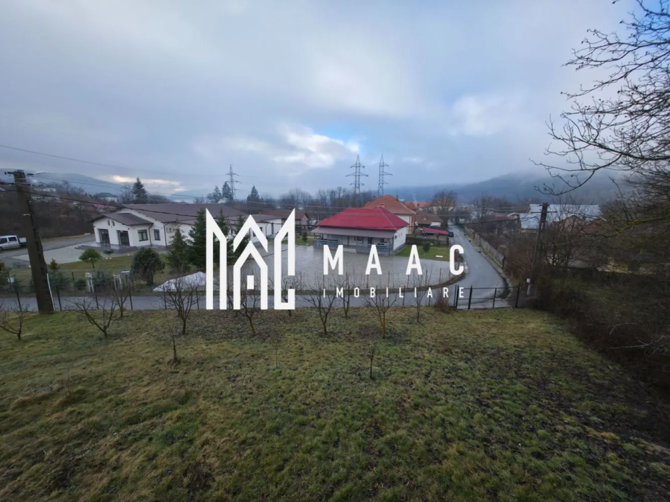 Casa Daesti | Teren 1500MP - Casă P+E+M cu teren 1.500 mp – Dăești, jud. Vâlcea Maac Imobiliare vă propune spre vânzare o proprietate aflată în stadiu de construcție, situată în comuna Dăești, la aproximativ 12 km de centrul municipiului Râmnicu Vâlcea, într-o zonă liniștită, cu acces facil către oraș. Imobilul este amplasat pe un teren generos de 1.500 mp, complet împrejmuit, oferind intimitate și multiple posibilități de amenajare (curte, grădină, piscină, foișor, anexă etc.). Caracteristici construcție Regim de înălțime: Parter + Etaj + Mansardă Suprafață construită: 110 mp / nivel Structură solidă, potrivită pentru locuință unifamilială sau investiție Mansarda este necompartimentată, oferind libertate totală de amenajare (spațiu locuibil, birou, hobby room, depozitare etc.) Compartimentare Parter: Living generos 2 camere Baie Etaj: 3 dormitoare Baie Bucătăria a fost proiectată într-o construcție anexă, dar există posibilitatea de reconfigurare a spațiului și amenajare în camera adiacentă livingului de la parter. Proprietatea a fost concepută pentru două accese separate (parter și etaj), inclusiv cu posibilitatea realizării unei scări exterioare, ceea ce permite utilizarea ca două unități locative independente (ideal pentru investiție sau familie extinsă). Utilități și dotări Instalație electrică complet realizată Instalație sanitară finalizată la parter, cu apă funcțională Tâmplărie PVC QFORT, profil 4 camere Conductă de gaze realizată la poartă, cu punere în funcțiune în curs Avantaje Teren generos, rar întâlnit în zonă Potențial ridicat de personalizare și finalizare după preferințe Posibilitate de compartimentare pentru două locuințe Zonă liniștită, cu acces rapid către Râmnicu Vâlcea Preț: 180.000 € }}