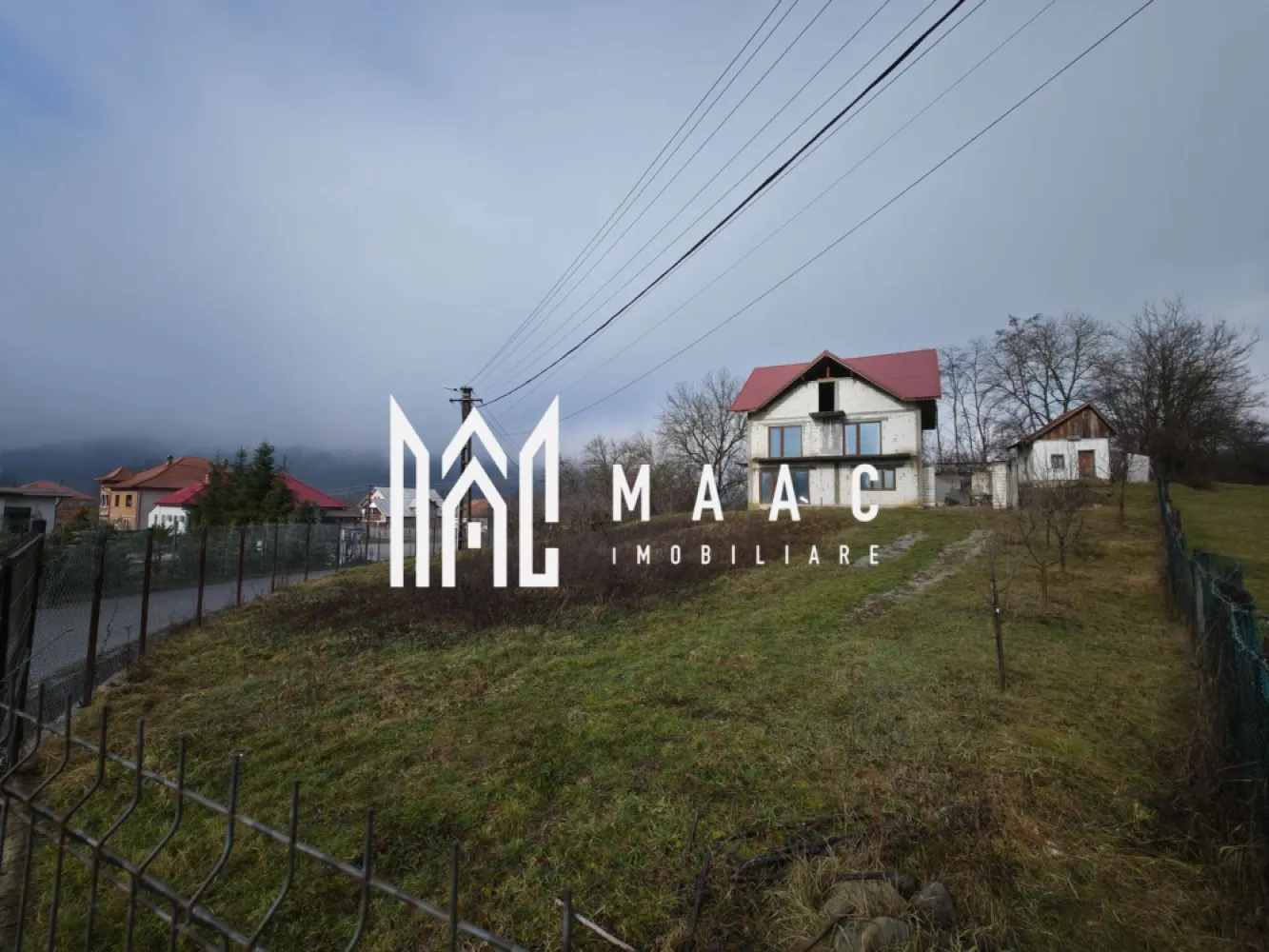 Casa Daesti | Teren 1500MP - Casă P+E+M cu teren 1.500 mp – Dăești, jud. Vâlcea Maac Imobiliare vă propune spre vânzare o proprietate aflată în stadiu de construcție, situată în comuna Dăești, la aproximativ 12 km de centrul municipiului Râmnicu Vâlcea, într-o zonă liniștită, cu acces facil către oraș. Imobilul este amplasat pe un teren generos de 1.500 mp, complet împrejmuit, oferind intimitate și multiple posibilități de amenajare (curte, grădină, piscină, foișor, anexă etc.). Caracteristici construcție Regim de înălțime: Parter + Etaj + Mansardă Suprafață construită: 110 mp / nivel Structură solidă, potrivită pentru locuință unifamilială sau investiție Mansarda este necompartimentată, oferind libertate totală de amenajare (spațiu locuibil, birou, hobby room, depozitare etc.) Compartimentare Parter: Living generos 2 camere Baie Etaj: 3 dormitoare Baie Bucătăria a fost proiectată într-o construcție anexă, dar există posibilitatea de reconfigurare a spațiului și amenajare în camera adiacentă livingului de la parter. Proprietatea a fost concepută pentru două accese separate (parter și etaj), inclusiv cu posibilitatea realizării unei scări exterioare, ceea ce permite utilizarea ca două unități locative independente (ideal pentru investiție sau familie extinsă). Utilități și dotări Instalație electrică complet realizată Instalație sanitară finalizată la parter, cu apă funcțională Tâmplărie PVC QFORT, profil 4 camere Conductă de gaze realizată la poartă, cu punere în funcțiune în curs Avantaje Teren generos, rar întâlnit în zonă Potențial ridicat de personalizare și finalizare după preferințe Posibilitate de compartimentare pentru două locuințe Zonă liniștită, cu acces rapid către Râmnicu Vâlcea Preț: 180.000 € }}