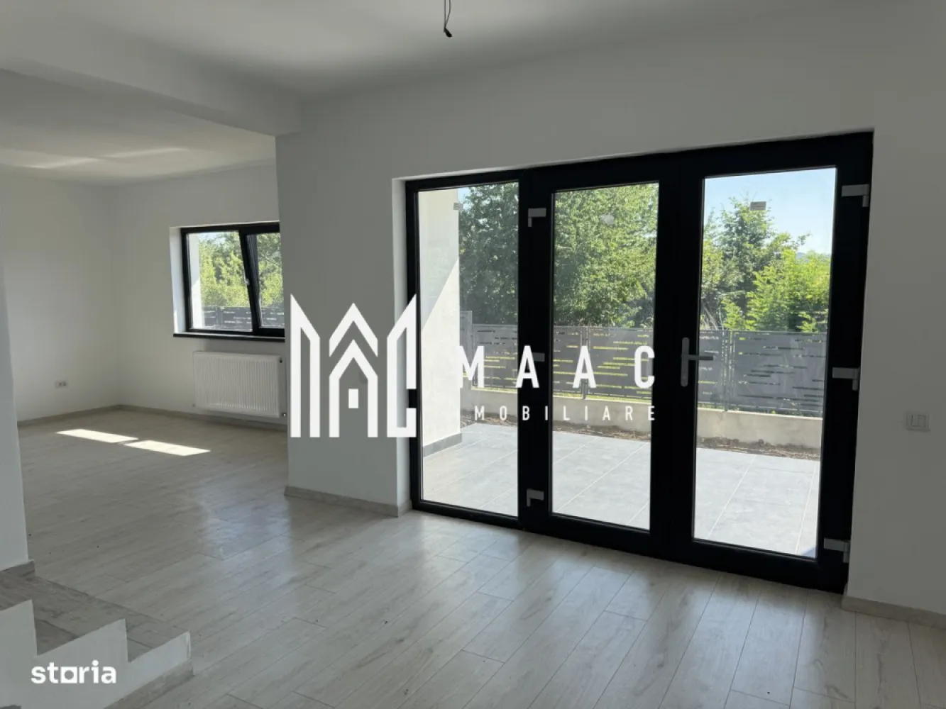 Casă modernă 138MP | Constructie noua - ID anunț: CP2920311 🏡 Lespezi Residence – Locuințe moderne într-o zonă cochetă din Râmnicu Vâlcea 📍 Strada Lespezi, Râmnicu Vâlcea Agenția MAAC Imobiliare vă prezintă o locuință modernă situată în ansamblul rezidențial Lespezi Residence, într-o zonă liniștită și elegantă, la doar câteva minute de centrul orașului. ✨ Caracteristici principale: Casă / apartament cu curte privată Loc de parcare inclus în preț 2 dormitoare luminoase 2 băi moderne 2 holuri spațioase (aprox. 14 mp fiecare) Living generos, ideal pentru familie 2 terase acoperite, perfecte pentru relaxare Încălzire în pardoseală Tâmplărie premium Salamander – izolare termică și fonică excelentă Compartimentare practică, adaptată stilului de viață modern 🏘️ Despre ansamblu – Lespezi Residence: Ansamblu exclusivist cu 6 case înșiruite Curți proprii – spațiu pentru relaxare și intimitate 3 case cu încălzire în pardoseală 3 case cu încălzire prin calorifere Zonă liniștită, cochetă, la doar 5 minute de centrul orașului Acces rapid către școli, magazine, restaurante și alte facilități urbane 💰 Preț: 160.000 € – TVA inclus (Prețuri în ansamblu începând de la această valoare) 📸 Imagini reale din șantier și randări 3D disponibile. 📞 Pentru detalii, vizionări sau rezervări, contactați agenția MAAC Imobiliare