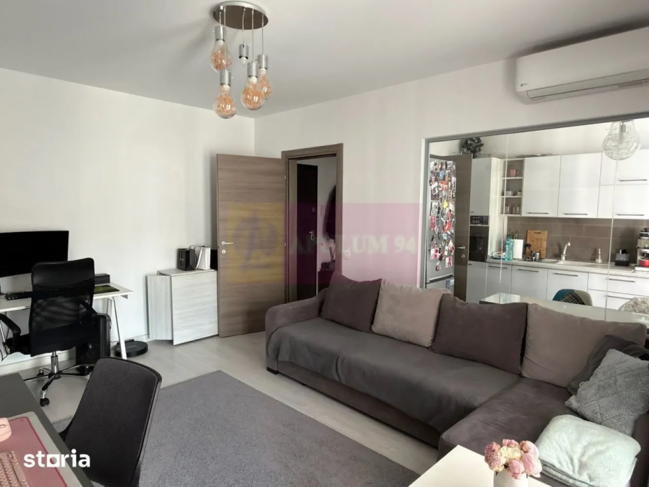Apartament 2 camere, Lujerului, 21Residence, etaj 6, 55mp - Agentia Imobiliara Apulum 94
Vinde apartament 2 camere | 21 Residence | Etaj 6 | Complet mobilat
Se oferă spre vânzare un apartament modern cu 2 camere, situat la etajul 6 în complexul rezidențial 21 Residence, unul dintre cele mai apreciate ansambluri din Sectorul 6.
Apartamentul se vinde complet mobilat și utilat, fiind pregătit pentru mutare imediată sau pentru investiție. Beneficiază de vedere spre interiorul complexului, oferind liniște și intimitate, departe de zgomotul bulevardului.
Caracteristici: • 2 camere • Etaj 6 • Complet mobilat și utilat • Centrală termică proprie • Aer condiționat • 
Fără loc de parcare inclus, cu posibilitatea închirierii unui loc în complex
Localizare excelentă: • Stație de autobuz chiar în fața complexului • Acces rapid la stațiile de metrou Lujerului și Politehnica • 
La câteva minute de Parcul Liniei, ideal pentru plimbări, alergare și activități în aer liber • 
Aproape de Plaza România, AFI Cotroceni și Universitatea Politehnica • 
În imediata apropiere se găsesc supermarketuri, restaurante, farmacii, școli și grădinițe
Ideal atât pentru locuință proprie, cât și pentru investiție, într-o zonă cu cerere ridicată pentru închiriere.