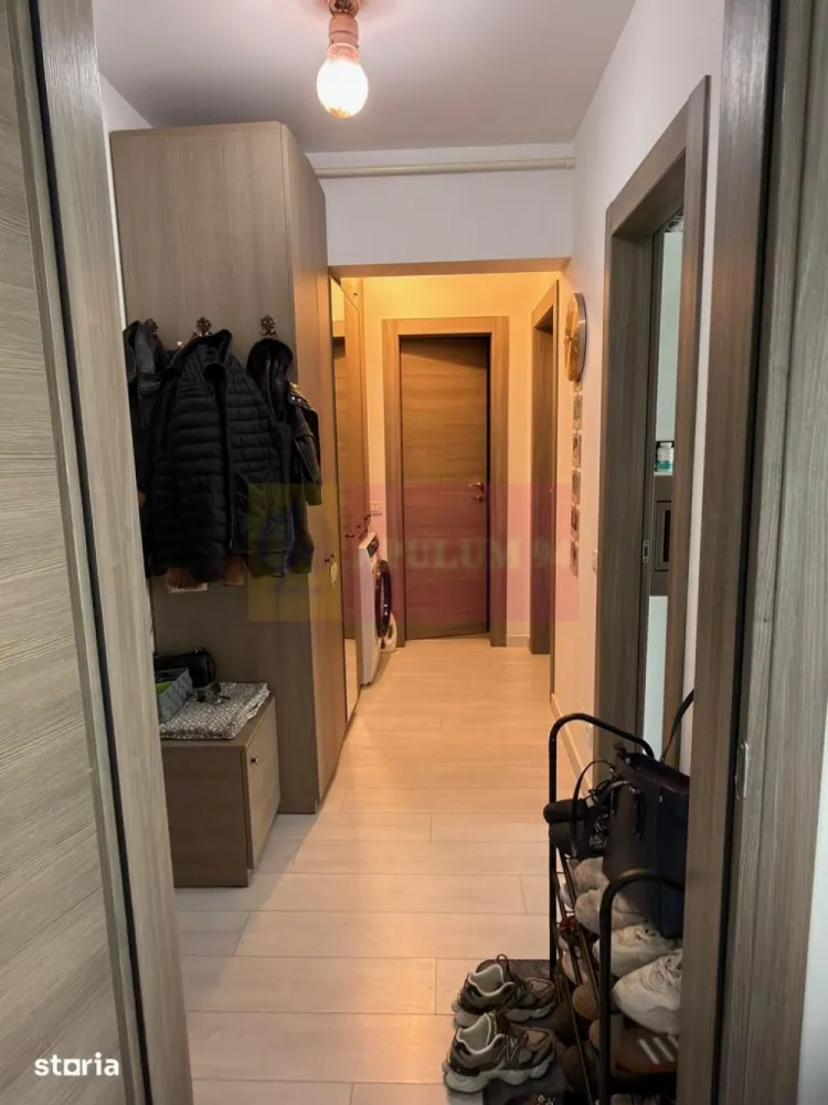 Apartament 2 camere, Lujerului, 21Residence, etaj 6, 55mp - Agentia Imobiliara Apulum 94
Vinde apartament 2 camere | 21 Residence | Etaj 6 | Complet mobilat
Se oferă spre vânzare un apartament modern cu 2 camere, situat la etajul 6 în complexul rezidențial 21 Residence, unul dintre cele mai apreciate ansambluri din Sectorul 6.
Apartamentul se vinde complet mobilat și utilat, fiind pregătit pentru mutare imediată sau pentru investiție. Beneficiază de vedere spre interiorul complexului, oferind liniște și intimitate, departe de zgomotul bulevardului.
Caracteristici: • 2 camere • Etaj 6 • Complet mobilat și utilat • Centrală termică proprie • Aer condiționat • 
Fără loc de parcare inclus, cu posibilitatea închirierii unui loc în complex
Localizare excelentă: • Stație de autobuz chiar în fața complexului • Acces rapid la stațiile de metrou Lujerului și Politehnica • 
La câteva minute de Parcul Liniei, ideal pentru plimbări, alergare și activități în aer liber • 
Aproape de Plaza România, AFI Cotroceni și Universitatea Politehnica • 
În imediata apropiere se găsesc supermarketuri, restaurante, farmacii, școli și grădinițe
Ideal atât pentru locuință proprie, cât și pentru investiție, într-o zonă cu cerere ridicată pentru închiriere.