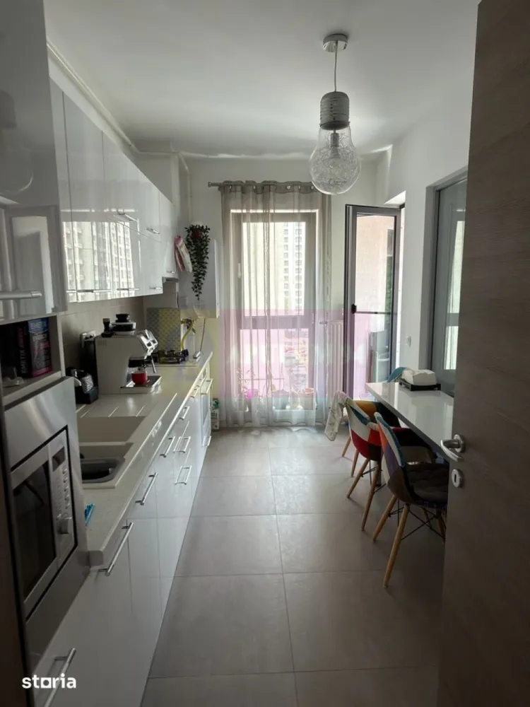 Apartament 2 camere, Lujerului, 21Residence, etaj 6, 55mp - Agentia Imobiliara Apulum 94
Vinde apartament 2 camere | 21 Residence | Etaj 6 | Complet mobilat
Se oferă spre vânzare un apartament modern cu 2 camere, situat la etajul 6 în complexul rezidențial 21 Residence, unul dintre cele mai apreciate ansambluri din Sectorul 6.
Apartamentul se vinde complet mobilat și utilat, fiind pregătit pentru mutare imediată sau pentru investiție. Beneficiază de vedere spre interiorul complexului, oferind liniște și intimitate, departe de zgomotul bulevardului.
Caracteristici: • 2 camere • Etaj 6 • Complet mobilat și utilat • Centrală termică proprie • Aer condiționat • 
Fără loc de parcare inclus, cu posibilitatea închirierii unui loc în complex
Localizare excelentă: • Stație de autobuz chiar în fața complexului • Acces rapid la stațiile de metrou Lujerului și Politehnica • 
La câteva minute de Parcul Liniei, ideal pentru plimbări, alergare și activități în aer liber • 
Aproape de Plaza România, AFI Cotroceni și Universitatea Politehnica • 
În imediata apropiere se găsesc supermarketuri, restaurante, farmacii, școli și grădinițe
Ideal atât pentru locuință proprie, cât și pentru investiție, într-o zonă cu cerere ridicată pentru închiriere.