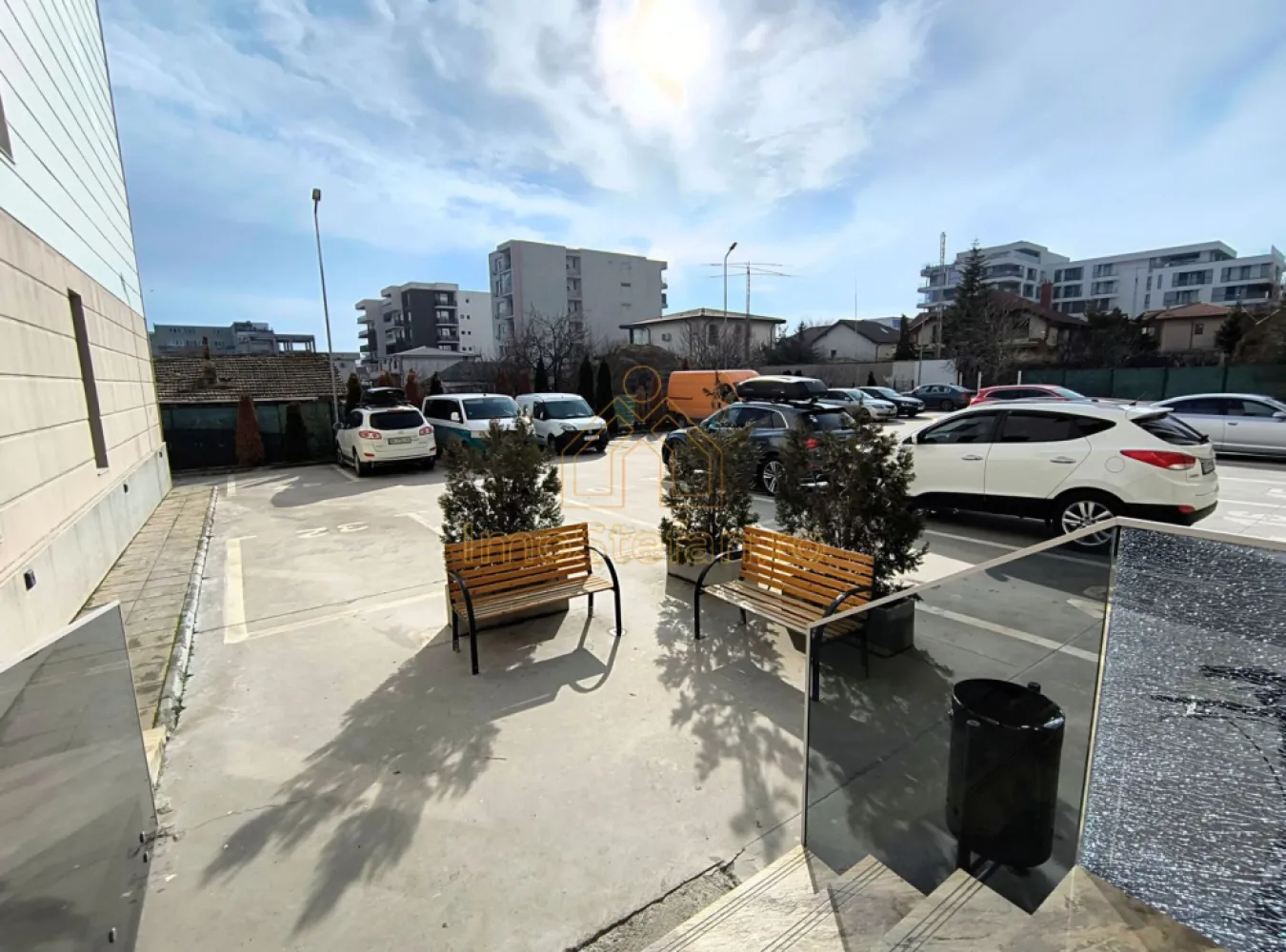 Garsoniera Mamaia Sat Gaz 2 Lifturi Bloc Nou Mobilata si Utilata - Cauți o investiție „la cheie” care să nu stea goală iarna sau o casă de vacanță unde confortul nu este un compromis? Această proprietate este, probabil, cea mai rațională alegere din piața actuală. De ce este această proprietate peste restul zonei? În timp ce majoritatea ofertelor din Mamaia-Sat depind exclusiv de curentul electric, aici ai toate atuurile unui studio premium: Autonomie Totală: Centrală proprie pe GAZE NATURALE. Facturi mici iarna și confort termic real, nu doar prin aer condiționat. Confort Hotelier: Blocul este dotat cu 2 LIFTURI. Spune adio așteptării la lift în plin sezon estival! Spațiu Inteligent: Compartimentare decomandată (nu open-space înghesuit). 31 mp utili interiori + un balcon generos de aproape 9 mp. Eficiență Clasa A: Izolație termică superioară într-un bloc nou (2019). Ready-to-Go: Se vinde complet mobilată și utilată modern. Te muți sau începi să încasezi chirie din prima zi. Detalii despre Compartimentare (conform schiței): Conform planului releveu, spațiul este optimizat astfel: Living (Camera 16): Un spațiu generos de 18.08 mp, piesa centrală a locuinței. Bucătărie (Camera 15): Separată, cu o suprafață de 8.05 mp, oferind suficient loc pentru gătit și un mic dining. Baie (Camera 23): Compactă și eficientă, de 4.49 mp. Balcon (Camera 5): Un atu major al acestei garsoniere, având 8.76 mp și o lățime considerabilă de 1.70 m, ideal pentru un spațiu de relaxare sau birou. Sfat de reamenajare: Conversie în 2 Camere Prin mutarea bucătăriei pe balconul de 5.15 m, reușești să transformi locuința dintr-o garsonieră într-un apartament cu două camere compact și funcțional: Dormitor în locul fostei bucătării: Spațiul de 8.05 mp devine un dormitor matrimonial intim. Pentru a maximiza spațiul, poți folosi un pat cu ladă de depozitare și dulapuri suspendate deasupra capului patului. Bucătărie pe balcon (Galley Kitchen): Lățimea de 1.70 m a balconului permite instalarea mobilierului pe o singură parte, lăsând suficient loc pentru circulație. Fiind un spațiu vitrat, vei beneficia de o ventilație naturală excelentă și de o vedere panoramică în timp ce gătești. Living aerisit: Prin eliminarea zonei de gătit din interior, camera principală de 18.08 mp rămâne un spațiu dedicat exclusiv relaxării și socializării, devenind mult mai primitoare. IMPORTANT Notă tehnică: Această modificare necesită o atenție sporită la izolarea termică a balconului (termopane de calitate superioară și izolarea pardoselii) și la prelungirea traseelor de apă, scurgere și gaz/electricitate. }}