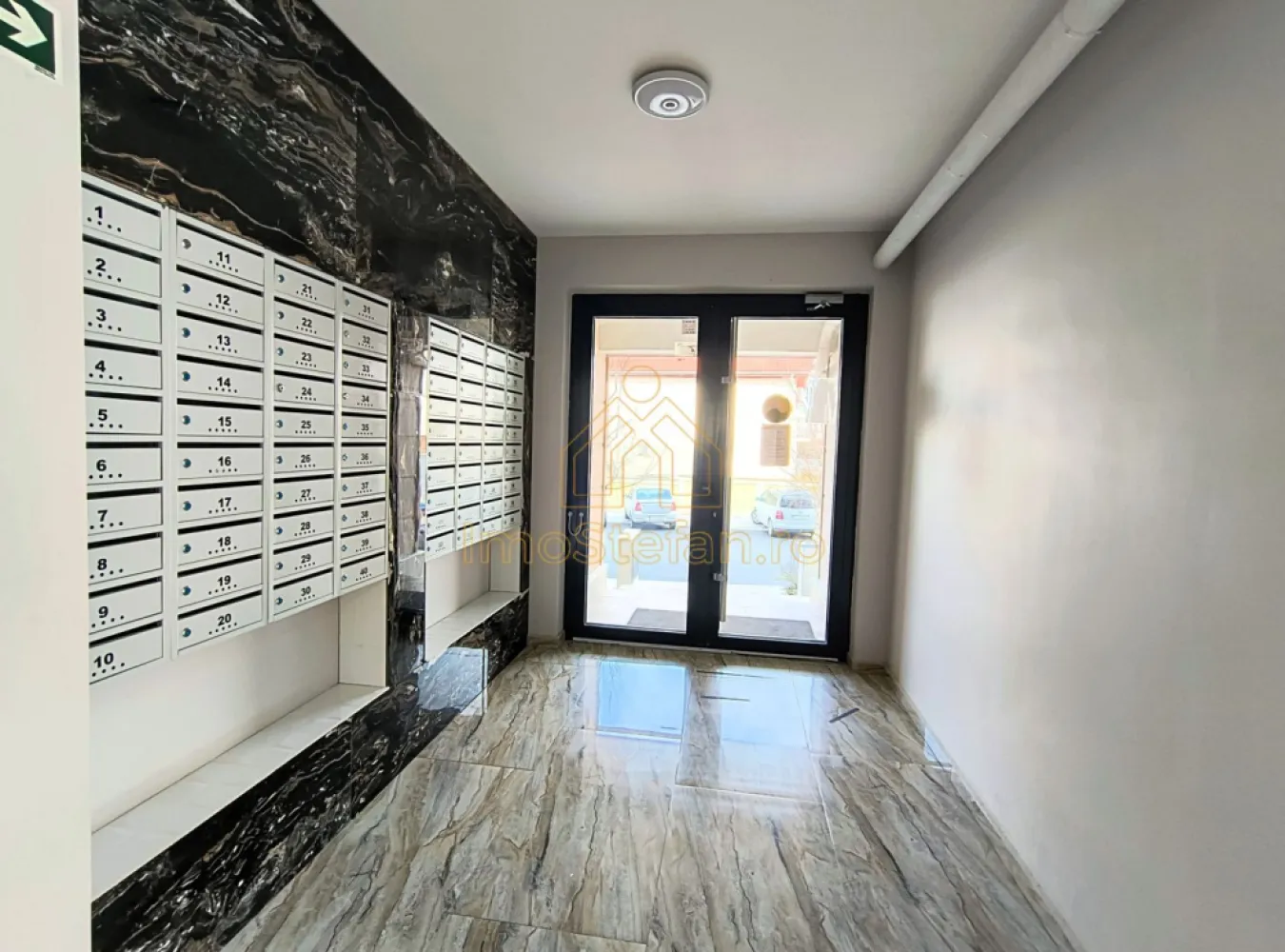 Garsoniera Mamaia Sat Gaz 2 Lifturi Bloc Nou Mobilata si Utilata - Cauți o investiție „la cheie” care să nu stea goală iarna sau o casă de vacanță unde confortul nu este un compromis? Această proprietate este, probabil, cea mai rațională alegere din piața actuală. De ce este această proprietate peste restul zonei? În timp ce majoritatea ofertelor din Mamaia-Sat depind exclusiv de curentul electric, aici ai toate atuurile unui studio premium: Autonomie Totală: Centrală proprie pe GAZE NATURALE. Facturi mici iarna și confort termic real, nu doar prin aer condiționat. Confort Hotelier: Blocul este dotat cu 2 LIFTURI. Spune adio așteptării la lift în plin sezon estival! Spațiu Inteligent: Compartimentare decomandată (nu open-space înghesuit). 31 mp utili interiori + un balcon generos de aproape 9 mp. Eficiență Clasa A: Izolație termică superioară într-un bloc nou (2019). Ready-to-Go: Se vinde complet mobilată și utilată modern. Te muți sau începi să încasezi chirie din prima zi. Detalii despre Compartimentare (conform schiței): Conform planului releveu, spațiul este optimizat astfel: Living (Camera 16): Un spațiu generos de 18.08 mp, piesa centrală a locuinței. Bucătărie (Camera 15): Separată, cu o suprafață de 8.05 mp, oferind suficient loc pentru gătit și un mic dining. Baie (Camera 23): Compactă și eficientă, de 4.49 mp. Balcon (Camera 5): Un atu major al acestei garsoniere, având 8.76 mp și o lățime considerabilă de 1.70 m, ideal pentru un spațiu de relaxare sau birou. Sfat de reamenajare: Conversie în 2 Camere Prin mutarea bucătăriei pe balconul de 5.15 m, reușești să transformi locuința dintr-o garsonieră într-un apartament cu două camere compact și funcțional: Dormitor în locul fostei bucătării: Spațiul de 8.05 mp devine un dormitor matrimonial intim. Pentru a maximiza spațiul, poți folosi un pat cu ladă de depozitare și dulapuri suspendate deasupra capului patului. Bucătărie pe balcon (Galley Kitchen): Lățimea de 1.70 m a balconului permite instalarea mobilierului pe o singură parte, lăsând suficient loc pentru circulație. Fiind un spațiu vitrat, vei beneficia de o ventilație naturală excelentă și de o vedere panoramică în timp ce gătești. Living aerisit: Prin eliminarea zonei de gătit din interior, camera principală de 18.08 mp rămâne un spațiu dedicat exclusiv relaxării și socializării, devenind mult mai primitoare. IMPORTANT Notă tehnică: Această modificare necesită o atenție sporită la izolarea termică a balconului (termopane de calitate superioară și izolarea pardoselii) și la prelungirea traseelor de apă, scurgere și gaz/electricitate. }}