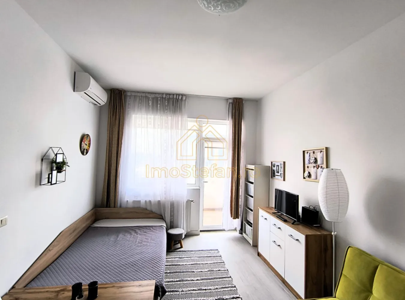 Garsoniera Mamaia Sat Gaz 2 Lifturi Bloc Nou Mobilata si Utilata - Cauți o investiție „la cheie” care să nu stea goală iarna sau o casă de vacanță unde confortul nu este un compromis? Această proprietate este, probabil, cea mai rațională alegere din piața actuală. De ce este această proprietate peste restul zonei? În timp ce majoritatea ofertelor din Mamaia-Sat depind exclusiv de curentul electric, aici ai toate atuurile unui studio premium: Autonomie Totală: Centrală proprie pe GAZE NATURALE. Facturi mici iarna și confort termic real, nu doar prin aer condiționat. Confort Hotelier: Blocul este dotat cu 2 LIFTURI. Spune adio așteptării la lift în plin sezon estival! Spațiu Inteligent: Compartimentare decomandată (nu open-space înghesuit). 31 mp utili interiori + un balcon generos de aproape 9 mp. Eficiență Clasa A: Izolație termică superioară într-un bloc nou (2019). Ready-to-Go: Se vinde complet mobilată și utilată modern. Te muți sau începi să încasezi chirie din prima zi. Detalii despre Compartimentare (conform schiței): Conform planului releveu, spațiul este optimizat astfel: Living (Camera 16): Un spațiu generos de 18.08 mp, piesa centrală a locuinței. Bucătărie (Camera 15): Separată, cu o suprafață de 8.05 mp, oferind suficient loc pentru gătit și un mic dining. Baie (Camera 23): Compactă și eficientă, de 4.49 mp. Balcon (Camera 5): Un atu major al acestei garsoniere, având 8.76 mp și o lățime considerabilă de 1.70 m, ideal pentru un spațiu de relaxare sau birou. Sfat de reamenajare: Conversie în 2 Camere Prin mutarea bucătăriei pe balconul de 5.15 m, reușești să transformi locuința dintr-o garsonieră într-un apartament cu două camere compact și funcțional: Dormitor în locul fostei bucătării: Spațiul de 8.05 mp devine un dormitor matrimonial intim. Pentru a maximiza spațiul, poți folosi un pat cu ladă de depozitare și dulapuri suspendate deasupra capului patului. Bucătărie pe balcon (Galley Kitchen): Lățimea de 1.70 m a balconului permite instalarea mobilierului pe o singură parte, lăsând suficient loc pentru circulație. Fiind un spațiu vitrat, vei beneficia de o ventilație naturală excelentă și de o vedere panoramică în timp ce gătești. Living aerisit: Prin eliminarea zonei de gătit din interior, camera principală de 18.08 mp rămâne un spațiu dedicat exclusiv relaxării și socializării, devenind mult mai primitoare. IMPORTANT Notă tehnică: Această modificare necesită o atenție sporită la izolarea termică a balconului (termopane de calitate superioară și izolarea pardoselii) și la prelungirea traseelor de apă, scurgere și gaz/electricitate. }}