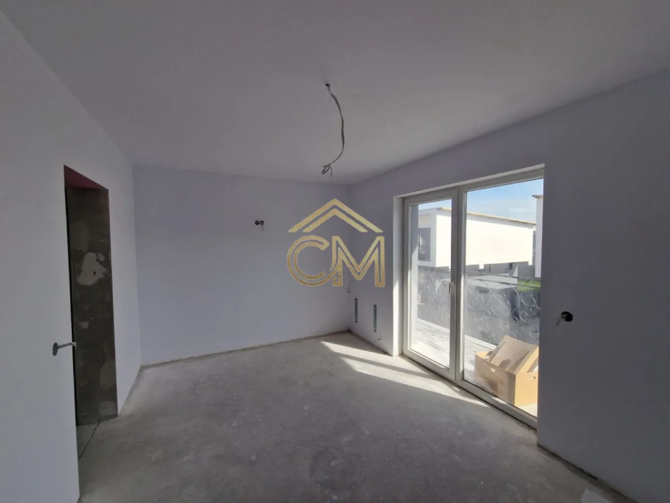 Casă 4 Camere - 110 MPU - 264 MP Teren - Terasa - Vă propunem spre vânzare o Casa tip Duplex situată într-una dintre cele mai căutate zone limitrofe ale Sibiului – localitatea Rășinari, la granița cu Pădurea Dumbrava. Proprietatea reprezintă echilibrul perfect între arhitectura modernă, eficiența spațiului și liniștea naturii.
 Repere principale:
 Construcție Nouă (2024): Realizată integral din cărămidă, cu izolație exterioară de înaltă densitate și acoperiș de tablă izolata.
 Stadiu de Predare: "Alb avansat" – Locuința are pereții gletuiți, șapă turnată și toate instalațiile pe poziții, oferindu-vă avantajul de a vă personaliza finisajele (gresie, parchet, uși) după propriul gust.
 Eficiență Energetică: Ferestre PVC cu geam termopan performant și sistem de încălzire cu centrală proprie și calorifere montate.
 Compartimentare Inteligentă (110.5 mp utili): 
 PARTER Hol de acces, bucătărie închisă (ideală pentru a evita mirosurile în zona de zi), baie spațioasă și un living generos, inundat de lumină naturală, cu ieșire directă spre terasa și grădina privată. 
 ETAJ: Zonă de noapte compusă din 3 dormitoare confortabile, dressing dedicat, baie mare și un balcon generos de unde puteți admira vederea spre munte.
 Exterior și Facilități:
 Teren total: 264 mp, cu o curte liberă de 194 mp – spațiu ideal pentru amenajarea unui foișor, loc de joacă sau zonă de grătar.Parcare: 2 locuri de parcare proprii, amenajate în incintă.Infrastructură: Acces este facil și conexiune la toate utilitățile (apă, canalizare, gaz, curent, fibră optică).
 Locație:
 Proprietatea beneficiază de o poziție strategică, oferind acces rapid către parcurile și zonele de agrement din proximitatea Sibiului, păstrând în același timp aerul curat și autenticitatea Mărginimii.

 Contact și Vizionări:
 Pentru a programa o vizionare sau pentru detalii suplimentare, vă rugăm să menționați codul de proprietate: CP3069347