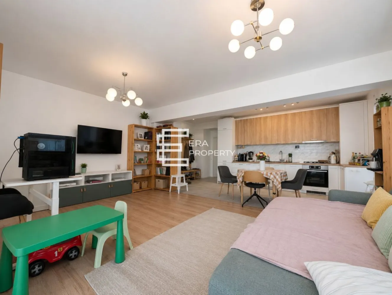 Apartament 3 camere | 79 mp utili | Etaj 2 | Octavian Goga, Șelimbăr | Clasa A | - Apartament 3 camere | 79 mp utili | zona Octavian Goga | Șelimbăr | Clasă Energetica A

𝐄𝐑𝐀 𝐏𝐫𝐨𝐩𝐞𝐫𝐭𝐲 𝐒𝐢𝐛𝐢𝐮 vă propune spre vânzare un apartament modern cu 3 camere, situat pe strada Octavian Goga, una dintre cele mai apreciate zone rezidențiale din Șelimbăr.

Situat la 𝐞𝐭𝐚𝐣𝐮𝐥 𝟐 al unui imobil modern, finalizat în 𝟐𝟎𝟐𝟐, cu regim de înălțime 𝐏+𝟐𝐄, acest apartament cu 𝟑 𝐜𝐚𝐦𝐞𝐫𝐞 oferă o suprafață utilă de 𝟕𝟗 𝐦𝐩, fiind proiectat pentru a răspunde nevoilor unei familii care apreciază confortul, spațiile bine organizate și o locuință eficientă din punct de vedere energetic.

Locuința beneficiază de o compartimentare eficientă, concepută pentru a valorifica fiecare metru pătrat și pentru a oferi un nivel ridicat de confort:

Hol de acces – 𝟒,𝟑𝟕 𝐦𝐩;
Vestibul – 𝟒,𝟔𝟐 𝐦𝐩;
Living generos cu bucătărie open-space, în suprafață de aproximativ 𝟑𝟓 𝐦𝐩, cu acces direct pe balcon;
Dormitor matrimonial – 𝟏𝟑,𝟗𝟕 𝐦𝐩, cu acces către logie;
Dormitor secundar – 𝟏𝟐,𝟕𝟓 𝐦𝐩;
Baie principală – 𝟒,𝟔𝟕 𝐦𝐩;
Grup sanitar – 𝟑,𝟔𝟓 𝐦𝐩;
Balcon – 𝟓,𝟐𝟕 𝐦𝐩;
Logie – 𝟐,𝟏𝟖 𝐦𝐩.

𝐀𝐩𝐚𝐫𝐭𝐚𝐦𝐞𝐧𝐭𝐮𝐥 𝐝𝐢𝐬𝐩𝐮𝐧𝐞 𝐬𝐢 𝐝𝐞 𝐮𝐧 𝐩𝐨𝐝 𝐩𝐫𝐢𝐯𝐚𝐭, 𝐢𝐝𝐞𝐚𝐥 𝐩𝐞𝐧𝐭𝐫𝐮 𝐝𝐞𝐩𝐨𝐳𝐢𝐭𝐚𝐫𝐞.

𝐃𝐨𝐭𝐚̆𝐫𝐢 𝐬̦𝐢 𝐚𝐯𝐚𝐧𝐭𝐚𝐣𝐞:
Glafuri premium din piatră de cuarț
Pereți cu finisaj peste standard: tencuială, tinci, glet, șlefuire, amorsă și vopsea lavabilă satinată.
Faianță tip riflaj cu inserții din piatră naturală de ardezie și obiecte sanitare cu baterii cromate
Clasă energetică 𝐀;
Încălzire în pardoseală;
Centrală termică proprie pe gaz;
Două băi;
Living luminos și spațios;
Dormitor matrimonial cu acces la logie;
Balcon și logie;
Două locuri de parcare.
Compartimentare practică și funcțională;
Imobil construit în 𝟐𝟎𝟐𝟐;
Etaj 𝟐.

𝐋𝐨𝐜𝐚𝐥𝐢𝐳𝐚𝐫𝐞:
Situat în zona **Octavian Goga** din Șelimbăr, apartamentul beneficiază de o amplasare excelentă, cu acces rapid către **Shopping City Sibiu**, supermarketuri, școli, grădinițe, farmacii, restaurante și stații de transport în comun. De asemenea, autostrada **A1**, centura Sibiului și centrul orașului se află la doar câteva minute.

Zona este apreciată pentru infrastructura modernă, liniștea și dezvoltarea continuă, fiind una dintre cele mai căutate locații din Șelimbăr.
Dacă sunteți în căutarea unui apartament spațios, modern și bine amplasat, această proprietate reprezintă o oportunitate excelentă.