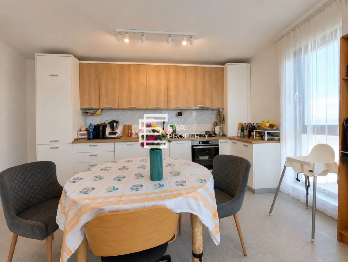 Apartament 3 camere | 79 mp utili | Etaj 2 | Octavian Goga, Șelimbăr | Clasa A | - Apartament 3 camere | 79 mp utili | zona Octavian Goga | Șelimbăr | Clasă Energetica A

𝐄𝐑𝐀 𝐏𝐫𝐨𝐩𝐞𝐫𝐭𝐲 𝐒𝐢𝐛𝐢𝐮 vă propune spre vânzare un apartament modern cu 3 camere, situat pe strada Octavian Goga, una dintre cele mai apreciate zone rezidențiale din Șelimbăr.

Situat la 𝐞𝐭𝐚𝐣𝐮𝐥 𝟐 al unui imobil modern, finalizat în 𝟐𝟎𝟐𝟐, cu regim de înălțime 𝐏+𝟐𝐄, acest apartament cu 𝟑 𝐜𝐚𝐦𝐞𝐫𝐞 oferă o suprafață utilă de 𝟕𝟗 𝐦𝐩, fiind proiectat pentru a răspunde nevoilor unei familii care apreciază confortul, spațiile bine organizate și o locuință eficientă din punct de vedere energetic.

Locuința beneficiază de o compartimentare eficientă, concepută pentru a valorifica fiecare metru pătrat și pentru a oferi un nivel ridicat de confort:

Hol de acces – 𝟒,𝟑𝟕 𝐦𝐩;
Vestibul – 𝟒,𝟔𝟐 𝐦𝐩;
Living generos cu bucătărie open-space, în suprafață de aproximativ 𝟑𝟓 𝐦𝐩, cu acces direct pe balcon;
Dormitor matrimonial – 𝟏𝟑,𝟗𝟕 𝐦𝐩, cu acces către logie;
Dormitor secundar – 𝟏𝟐,𝟕𝟓 𝐦𝐩;
Baie principală – 𝟒,𝟔𝟕 𝐦𝐩;
Grup sanitar – 𝟑,𝟔𝟓 𝐦𝐩;
Balcon – 𝟓,𝟐𝟕 𝐦𝐩;
Logie – 𝟐,𝟏𝟖 𝐦𝐩.

𝐀𝐩𝐚𝐫𝐭𝐚𝐦𝐞𝐧𝐭𝐮𝐥 𝐝𝐢𝐬𝐩𝐮𝐧𝐞 𝐬𝐢 𝐝𝐞 𝐮𝐧 𝐩𝐨𝐝 𝐩𝐫𝐢𝐯𝐚𝐭, 𝐢𝐝𝐞𝐚𝐥 𝐩𝐞𝐧𝐭𝐫𝐮 𝐝𝐞𝐩𝐨𝐳𝐢𝐭𝐚𝐫𝐞.

𝐃𝐨𝐭𝐚̆𝐫𝐢 𝐬̦𝐢 𝐚𝐯𝐚𝐧𝐭𝐚𝐣𝐞:
Glafuri premium din piatră de cuarț
Pereți cu finisaj peste standard: tencuială, tinci, glet, șlefuire, amorsă și vopsea lavabilă satinată.
Faianță tip riflaj cu inserții din piatră naturală de ardezie și obiecte sanitare cu baterii cromate
Clasă energetică 𝐀;
Încălzire în pardoseală;
Centrală termică proprie pe gaz;
Două băi;
Living luminos și spațios;
Dormitor matrimonial cu acces la logie;
Balcon și logie;
Două locuri de parcare.
Compartimentare practică și funcțională;
Imobil construit în 𝟐𝟎𝟐𝟐;
Etaj 𝟐.

𝐋𝐨𝐜𝐚𝐥𝐢𝐳𝐚𝐫𝐞:
Situat în zona **Octavian Goga** din Șelimbăr, apartamentul beneficiază de o amplasare excelentă, cu acces rapid către **Shopping City Sibiu**, supermarketuri, școli, grădinițe, farmacii, restaurante și stații de transport în comun. De asemenea, autostrada **A1**, centura Sibiului și centrul orașului se află la doar câteva minute.

Zona este apreciată pentru infrastructura modernă, liniștea și dezvoltarea continuă, fiind una dintre cele mai căutate locații din Șelimbăr.
Dacă sunteți în căutarea unui apartament spațios, modern și bine amplasat, această proprietate reprezintă o oportunitate excelentă.