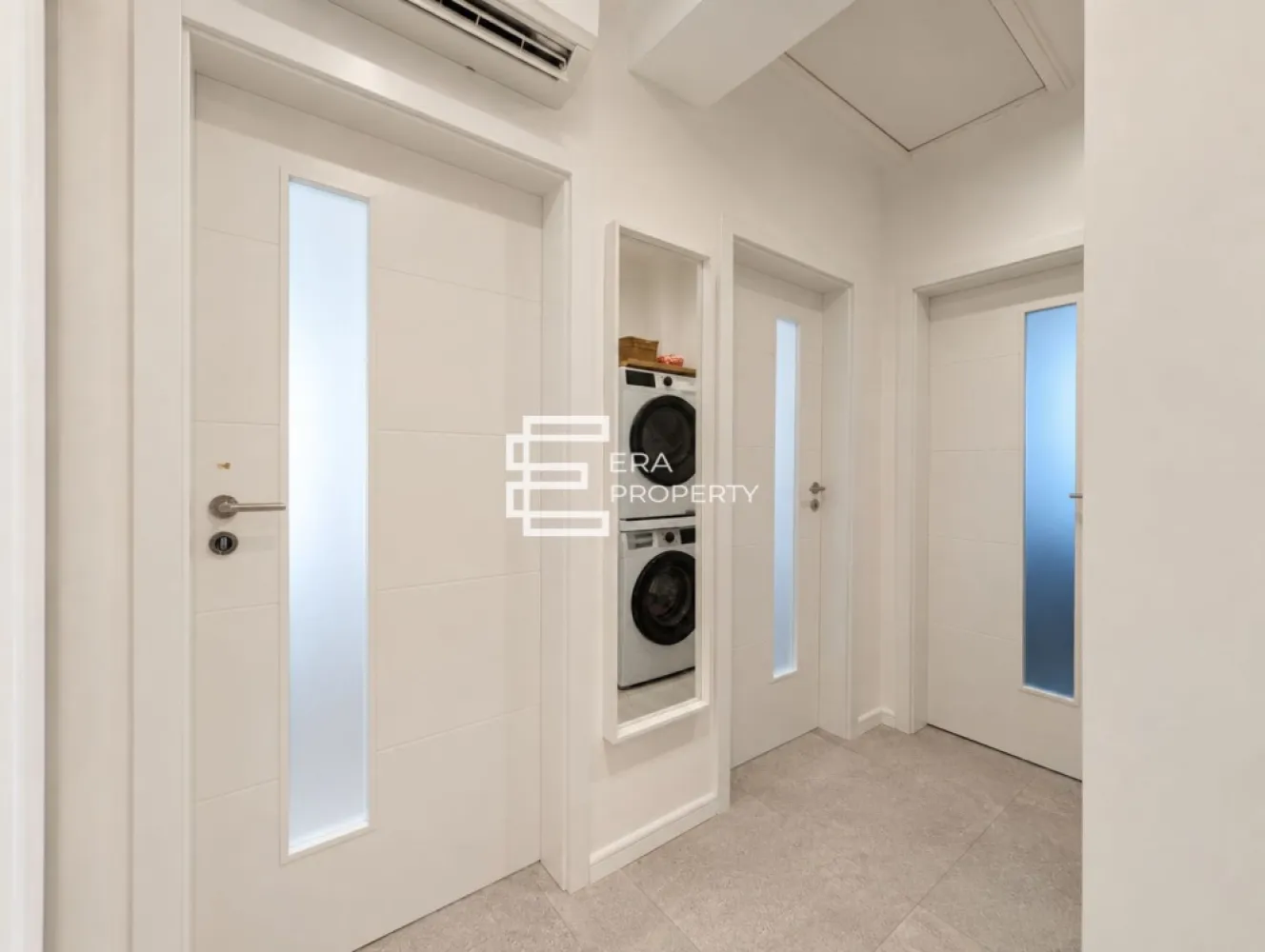 Apartament 3 camere | 79 mp utili | Etaj 2 | Octavian Goga, Șelimbăr | Clasa A | - Apartament 3 camere | 79 mp utili | zona Octavian Goga | Șelimbăr | Clasă Energetica A

𝐄𝐑𝐀 𝐏𝐫𝐨𝐩𝐞𝐫𝐭𝐲 𝐒𝐢𝐛𝐢𝐮 vă propune spre vânzare un apartament modern cu 3 camere, situat pe strada Octavian Goga, una dintre cele mai apreciate zone rezidențiale din Șelimbăr.

Situat la 𝐞𝐭𝐚𝐣𝐮𝐥 𝟐 al unui imobil modern, finalizat în 𝟐𝟎𝟐𝟐, cu regim de înălțime 𝐏+𝟐𝐄, acest apartament cu 𝟑 𝐜𝐚𝐦𝐞𝐫𝐞 oferă o suprafață utilă de 𝟕𝟗 𝐦𝐩, fiind proiectat pentru a răspunde nevoilor unei familii care apreciază confortul, spațiile bine organizate și o locuință eficientă din punct de vedere energetic.

Locuința beneficiază de o compartimentare eficientă, concepută pentru a valorifica fiecare metru pătrat și pentru a oferi un nivel ridicat de confort:

Hol de acces – 𝟒,𝟑𝟕 𝐦𝐩;
Vestibul – 𝟒,𝟔𝟐 𝐦𝐩;
Living generos cu bucătărie open-space, în suprafață de aproximativ 𝟑𝟓 𝐦𝐩, cu acces direct pe balcon;
Dormitor matrimonial – 𝟏𝟑,𝟗𝟕 𝐦𝐩, cu acces către logie;
Dormitor secundar – 𝟏𝟐,𝟕𝟓 𝐦𝐩;
Baie principală – 𝟒,𝟔𝟕 𝐦𝐩;
Grup sanitar – 𝟑,𝟔𝟓 𝐦𝐩;
Balcon – 𝟓,𝟐𝟕 𝐦𝐩;
Logie – 𝟐,𝟏𝟖 𝐦𝐩.

𝐀𝐩𝐚𝐫𝐭𝐚𝐦𝐞𝐧𝐭𝐮𝐥 𝐝𝐢𝐬𝐩𝐮𝐧𝐞 𝐬𝐢 𝐝𝐞 𝐮𝐧 𝐩𝐨𝐝 𝐩𝐫𝐢𝐯𝐚𝐭, 𝐢𝐝𝐞𝐚𝐥 𝐩𝐞𝐧𝐭𝐫𝐮 𝐝𝐞𝐩𝐨𝐳𝐢𝐭𝐚𝐫𝐞.

𝐃𝐨𝐭𝐚̆𝐫𝐢 𝐬̦𝐢 𝐚𝐯𝐚𝐧𝐭𝐚𝐣𝐞:
Glafuri premium din piatră de cuarț
Pereți cu finisaj peste standard: tencuială, tinci, glet, șlefuire, amorsă și vopsea lavabilă satinată.
Faianță tip riflaj cu inserții din piatră naturală de ardezie și obiecte sanitare cu baterii cromate
Clasă energetică 𝐀;
Încălzire în pardoseală;
Centrală termică proprie pe gaz;
Două băi;
Living luminos și spațios;
Dormitor matrimonial cu acces la logie;
Balcon și logie;
Două locuri de parcare.
Compartimentare practică și funcțională;
Imobil construit în 𝟐𝟎𝟐𝟐;
Etaj 𝟐.

𝐋𝐨𝐜𝐚𝐥𝐢𝐳𝐚𝐫𝐞:
Situat în zona **Octavian Goga** din Șelimbăr, apartamentul beneficiază de o amplasare excelentă, cu acces rapid către **Shopping City Sibiu**, supermarketuri, școli, grădinițe, farmacii, restaurante și stații de transport în comun. De asemenea, autostrada **A1**, centura Sibiului și centrul orașului se află la doar câteva minute.

Zona este apreciată pentru infrastructura modernă, liniștea și dezvoltarea continuă, fiind una dintre cele mai căutate locații din Șelimbăr.
Dacă sunteți în căutarea unui apartament spațios, modern și bine amplasat, această proprietate reprezintă o oportunitate excelentă.