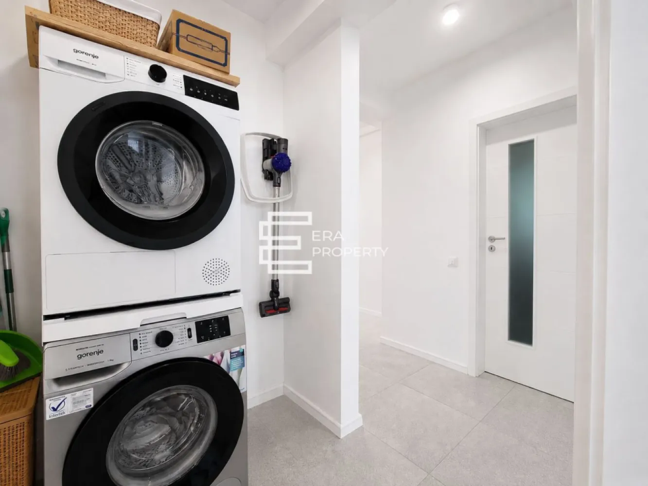 Apartament 3 camere | 79 mp utili | Etaj 2 | Octavian Goga, Șelimbăr | Clasa A | - Apartament 3 camere | 79 mp utili | zona Octavian Goga | Șelimbăr | Clasă Energetica A

𝐄𝐑𝐀 𝐏𝐫𝐨𝐩𝐞𝐫𝐭𝐲 𝐒𝐢𝐛𝐢𝐮 vă propune spre vânzare un apartament modern cu 3 camere, situat pe strada Octavian Goga, una dintre cele mai apreciate zone rezidențiale din Șelimbăr.

Situat la 𝐞𝐭𝐚𝐣𝐮𝐥 𝟐 al unui imobil modern, finalizat în 𝟐𝟎𝟐𝟐, cu regim de înălțime 𝐏+𝟐𝐄, acest apartament cu 𝟑 𝐜𝐚𝐦𝐞𝐫𝐞 oferă o suprafață utilă de 𝟕𝟗 𝐦𝐩, fiind proiectat pentru a răspunde nevoilor unei familii care apreciază confortul, spațiile bine organizate și o locuință eficientă din punct de vedere energetic.

Locuința beneficiază de o compartimentare eficientă, concepută pentru a valorifica fiecare metru pătrat și pentru a oferi un nivel ridicat de confort:

Hol de acces – 𝟒,𝟑𝟕 𝐦𝐩;
Vestibul – 𝟒,𝟔𝟐 𝐦𝐩;
Living generos cu bucătărie open-space, în suprafață de aproximativ 𝟑𝟓 𝐦𝐩, cu acces direct pe balcon;
Dormitor matrimonial – 𝟏𝟑,𝟗𝟕 𝐦𝐩, cu acces către logie;
Dormitor secundar – 𝟏𝟐,𝟕𝟓 𝐦𝐩;
Baie principală – 𝟒,𝟔𝟕 𝐦𝐩;
Grup sanitar – 𝟑,𝟔𝟓 𝐦𝐩;
Balcon – 𝟓,𝟐𝟕 𝐦𝐩;
Logie – 𝟐,𝟏𝟖 𝐦𝐩.

𝐀𝐩𝐚𝐫𝐭𝐚𝐦𝐞𝐧𝐭𝐮𝐥 𝐝𝐢𝐬𝐩𝐮𝐧𝐞 𝐬𝐢 𝐝𝐞 𝐮𝐧 𝐩𝐨𝐝 𝐩𝐫𝐢𝐯𝐚𝐭, 𝐢𝐝𝐞𝐚𝐥 𝐩𝐞𝐧𝐭𝐫𝐮 𝐝𝐞𝐩𝐨𝐳𝐢𝐭𝐚𝐫𝐞.

𝐃𝐨𝐭𝐚̆𝐫𝐢 𝐬̦𝐢 𝐚𝐯𝐚𝐧𝐭𝐚𝐣𝐞:
Glafuri premium din piatră de cuarț
Pereți cu finisaj peste standard: tencuială, tinci, glet, șlefuire, amorsă și vopsea lavabilă satinată.
Faianță tip riflaj cu inserții din piatră naturală de ardezie și obiecte sanitare cu baterii cromate
Clasă energetică 𝐀;
Încălzire în pardoseală;
Centrală termică proprie pe gaz;
Două băi;
Living luminos și spațios;
Dormitor matrimonial cu acces la logie;
Balcon și logie;
Două locuri de parcare.
Compartimentare practică și funcțională;
Imobil construit în 𝟐𝟎𝟐𝟐;
Etaj 𝟐.

𝐋𝐨𝐜𝐚𝐥𝐢𝐳𝐚𝐫𝐞:
Situat în zona **Octavian Goga** din Șelimbăr, apartamentul beneficiază de o amplasare excelentă, cu acces rapid către **Shopping City Sibiu**, supermarketuri, școli, grădinițe, farmacii, restaurante și stații de transport în comun. De asemenea, autostrada **A1**, centura Sibiului și centrul orașului se află la doar câteva minute.

Zona este apreciată pentru infrastructura modernă, liniștea și dezvoltarea continuă, fiind una dintre cele mai căutate locații din Șelimbăr.
Dacă sunteți în căutarea unui apartament spațios, modern și bine amplasat, această proprietate reprezintă o oportunitate excelentă.