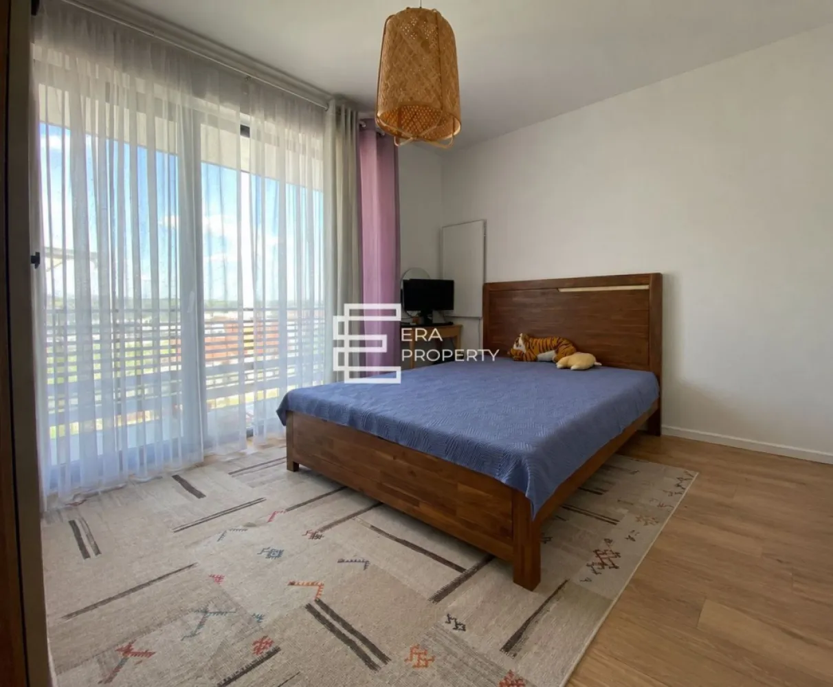 Apartament 3 camere | 79 mp utili | Etaj 2 | Octavian Goga, Șelimbăr | Clasa A | - Apartament 3 camere | 79 mp utili | zona Octavian Goga | Șelimbăr | Clasă Energetica A

𝐄𝐑𝐀 𝐏𝐫𝐨𝐩𝐞𝐫𝐭𝐲 𝐒𝐢𝐛𝐢𝐮 vă propune spre vânzare un apartament modern cu 3 camere, situat pe strada Octavian Goga, una dintre cele mai apreciate zone rezidențiale din Șelimbăr.

Situat la 𝐞𝐭𝐚𝐣𝐮𝐥 𝟐 al unui imobil modern, finalizat în 𝟐𝟎𝟐𝟐, cu regim de înălțime 𝐏+𝟐𝐄, acest apartament cu 𝟑 𝐜𝐚𝐦𝐞𝐫𝐞 oferă o suprafață utilă de 𝟕𝟗 𝐦𝐩, fiind proiectat pentru a răspunde nevoilor unei familii care apreciază confortul, spațiile bine organizate și o locuință eficientă din punct de vedere energetic.

Locuința beneficiază de o compartimentare eficientă, concepută pentru a valorifica fiecare metru pătrat și pentru a oferi un nivel ridicat de confort:

Hol de acces – 𝟒,𝟑𝟕 𝐦𝐩;
Vestibul – 𝟒,𝟔𝟐 𝐦𝐩;
Living generos cu bucătărie open-space, în suprafață de aproximativ 𝟑𝟓 𝐦𝐩, cu acces direct pe balcon;
Dormitor matrimonial – 𝟏𝟑,𝟗𝟕 𝐦𝐩, cu acces către logie;
Dormitor secundar – 𝟏𝟐,𝟕𝟓 𝐦𝐩;
Baie principală – 𝟒,𝟔𝟕 𝐦𝐩;
Grup sanitar – 𝟑,𝟔𝟓 𝐦𝐩;
Balcon – 𝟓,𝟐𝟕 𝐦𝐩;
Logie – 𝟐,𝟏𝟖 𝐦𝐩.

𝐀𝐩𝐚𝐫𝐭𝐚𝐦𝐞𝐧𝐭𝐮𝐥 𝐝𝐢𝐬𝐩𝐮𝐧𝐞 𝐬𝐢 𝐝𝐞 𝐮𝐧 𝐩𝐨𝐝 𝐩𝐫𝐢𝐯𝐚𝐭, 𝐢𝐝𝐞𝐚𝐥 𝐩𝐞𝐧𝐭𝐫𝐮 𝐝𝐞𝐩𝐨𝐳𝐢𝐭𝐚𝐫𝐞.

𝐃𝐨𝐭𝐚̆𝐫𝐢 𝐬̦𝐢 𝐚𝐯𝐚𝐧𝐭𝐚𝐣𝐞:
Glafuri premium din piatră de cuarț
Pereți cu finisaj peste standard: tencuială, tinci, glet, șlefuire, amorsă și vopsea lavabilă satinată.
Faianță tip riflaj cu inserții din piatră naturală de ardezie și obiecte sanitare cu baterii cromate
Clasă energetică 𝐀;
Încălzire în pardoseală;
Centrală termică proprie pe gaz;
Două băi;
Living luminos și spațios;
Dormitor matrimonial cu acces la logie;
Balcon și logie;
Două locuri de parcare.
Compartimentare practică și funcțională;
Imobil construit în 𝟐𝟎𝟐𝟐;
Etaj 𝟐.

𝐋𝐨𝐜𝐚𝐥𝐢𝐳𝐚𝐫𝐞:
Situat în zona **Octavian Goga** din Șelimbăr, apartamentul beneficiază de o amplasare excelentă, cu acces rapid către **Shopping City Sibiu**, supermarketuri, școli, grădinițe, farmacii, restaurante și stații de transport în comun. De asemenea, autostrada **A1**, centura Sibiului și centrul orașului se află la doar câteva minute.

Zona este apreciată pentru infrastructura modernă, liniștea și dezvoltarea continuă, fiind una dintre cele mai căutate locații din Șelimbăr.
Dacă sunteți în căutarea unui apartament spațios, modern și bine amplasat, această proprietate reprezintă o oportunitate excelentă.