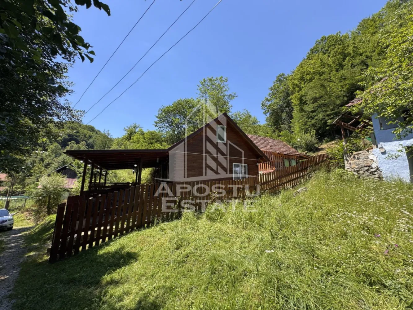 Casa din lemn, zona muntoasa, cu rau, la cheie, Ribita, Hunedoara - Agentie imobiliara, APOSTU ESTATE va ofera spre vanzare in Reprezentare Exclusiva si comision 0% la cumparator, o casa din lemn, situata pe o straduta retrasa din localitate Dumbrava de Jos, a comunei Ribita, din judetul Hunedoara.

La intrarea pe proprietate curge un rau de munte.

Actualul proprietar, a construit aceasta casa in anul 2019 si o vinde la cheie. Proprietatea a fost gandita pentru uz propriu, insa aceasta poate fi folosita si pentru inchiriere in regim hotelier, avand in vedere frumusetea zonei si caracteristicile proprietatii.

Amplasarea proprietatii, pe o straduta laturalnica a localitatii, ofera liniste deplina pe intreaga durata a zilei, iar peisajul care inconjoara proprietatea, asigura sentimentul trairii in connformitate cu natura.

Suprafata utila a casei, este de 85mp, compartimentati astfel:
Parter: 
- 2 dormitoare
- 1 living open-space cu bucataria
- 1 baie cu geam

Mansarda:
- 2 dormitoare spatioase
- 1 spatiu de depozitare

Confortul termic este asigurat prin intermediul centralei termice pe lemne.

Canalizarea se face prin fosa septica.

Pe terenul total de 771mp, mai exista 1 constructie, casa batraneasca din vaiuga, care astazi este folosita ca spatii de depozitare.

In pretul afisat, este inclusa si o masina 4x4, cu acte perfect in regula. Proprietarul doreste sa o lase ca bonus, avand in vedere posibilitatile de overlanding din zona!

Nu ezitati sa ne contactatati pentru stabilirea unei vizionari sau alte detalii suplimentare.

ID intern: CP3190931