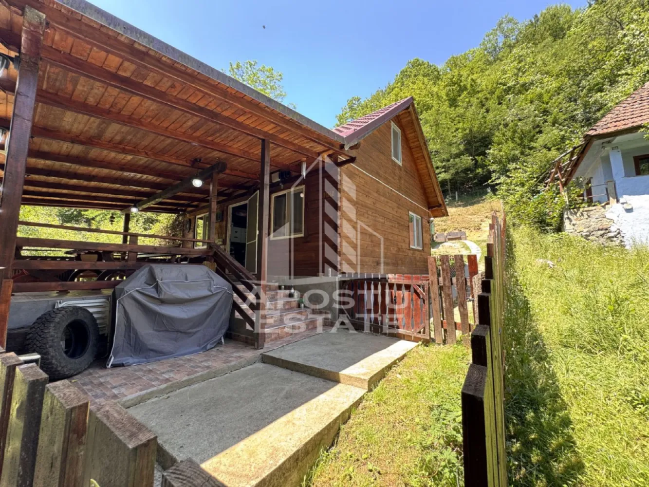 Casa din lemn, zona muntoasa, cu rau, la cheie, Ribita, Hunedoara - Agentie imobiliara, APOSTU ESTATE va ofera spre vanzare in Reprezentare Exclusiva si comision 0% la cumparator, o casa din lemn, situata pe o straduta retrasa din localitate Dumbrava de Jos, a comunei Ribita, din judetul Hunedoara.

La intrarea pe proprietate curge un rau de munte.

Actualul proprietar, a construit aceasta casa in anul 2019 si o vinde la cheie. Proprietatea a fost gandita pentru uz propriu, insa aceasta poate fi folosita si pentru inchiriere in regim hotelier, avand in vedere frumusetea zonei si caracteristicile proprietatii.

Amplasarea proprietatii, pe o straduta laturalnica a localitatii, ofera liniste deplina pe intreaga durata a zilei, iar peisajul care inconjoara proprietatea, asigura sentimentul trairii in connformitate cu natura.

Suprafata utila a casei, este de 85mp, compartimentati astfel:
Parter: 
- 2 dormitoare
- 1 living open-space cu bucataria
- 1 baie cu geam

Mansarda:
- 2 dormitoare spatioase
- 1 spatiu de depozitare

Confortul termic este asigurat prin intermediul centralei termice pe lemne.

Canalizarea se face prin fosa septica.

Pe terenul total de 771mp, mai exista 1 constructie, casa batraneasca din vaiuga, care astazi este folosita ca spatii de depozitare.

In pretul afisat, este inclusa si o masina 4x4, cu acte perfect in regula. Proprietarul doreste sa o lase ca bonus, avand in vedere posibilitatile de overlanding din zona!

Nu ezitati sa ne contactatati pentru stabilirea unei vizionari sau alte detalii suplimentare.

ID intern: CP3190931