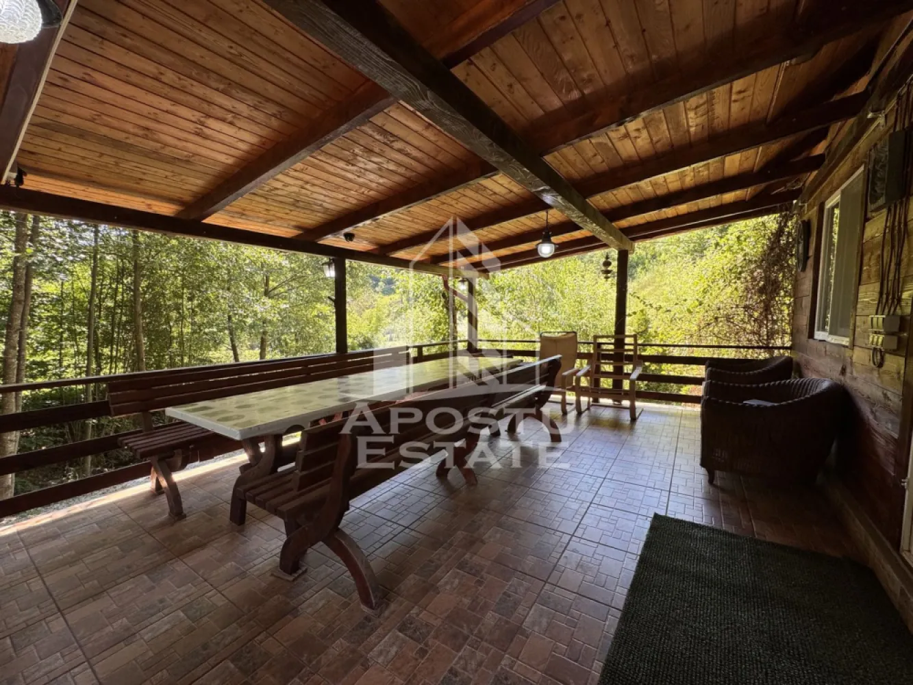 Casa din lemn, zona muntoasa, cu rau, la cheie, Ribita, Hunedoara - Agentie imobiliara, APOSTU ESTATE va ofera spre vanzare in Reprezentare Exclusiva si comision 0% la cumparator, o casa din lemn, situata pe o straduta retrasa din localitate Dumbrava de Jos, a comunei Ribita, din judetul Hunedoara.

La intrarea pe proprietate curge un rau de munte.

Actualul proprietar, a construit aceasta casa in anul 2019 si o vinde la cheie. Proprietatea a fost gandita pentru uz propriu, insa aceasta poate fi folosita si pentru inchiriere in regim hotelier, avand in vedere frumusetea zonei si caracteristicile proprietatii.

Amplasarea proprietatii, pe o straduta laturalnica a localitatii, ofera liniste deplina pe intreaga durata a zilei, iar peisajul care inconjoara proprietatea, asigura sentimentul trairii in connformitate cu natura.

Suprafata utila a casei, este de 85mp, compartimentati astfel:
Parter: 
- 2 dormitoare
- 1 living open-space cu bucataria
- 1 baie cu geam

Mansarda:
- 2 dormitoare spatioase
- 1 spatiu de depozitare

Confortul termic este asigurat prin intermediul centralei termice pe lemne.

Canalizarea se face prin fosa septica.

Pe terenul total de 771mp, mai exista 1 constructie, casa batraneasca din vaiuga, care astazi este folosita ca spatii de depozitare.

In pretul afisat, este inclusa si o masina 4x4, cu acte perfect in regula. Proprietarul doreste sa o lase ca bonus, avand in vedere posibilitatile de overlanding din zona!

Nu ezitati sa ne contactatati pentru stabilirea unei vizionari sau alte detalii suplimentare.

ID intern: CP3190931