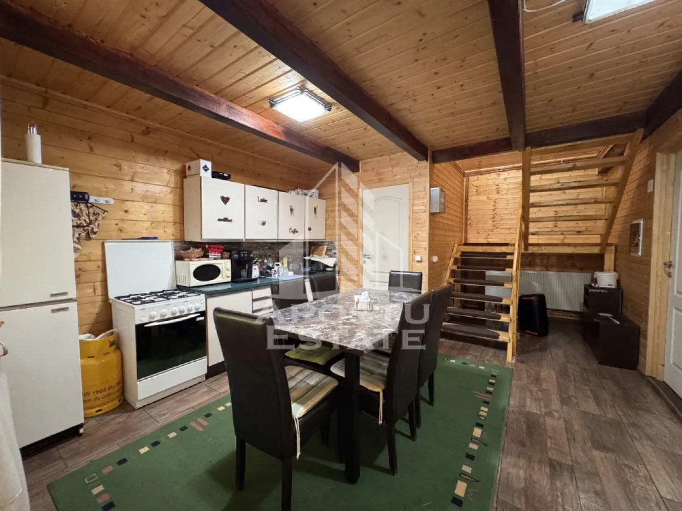 Casa din lemn, zona muntoasa, cu rau, la cheie, Ribita, Hunedoara