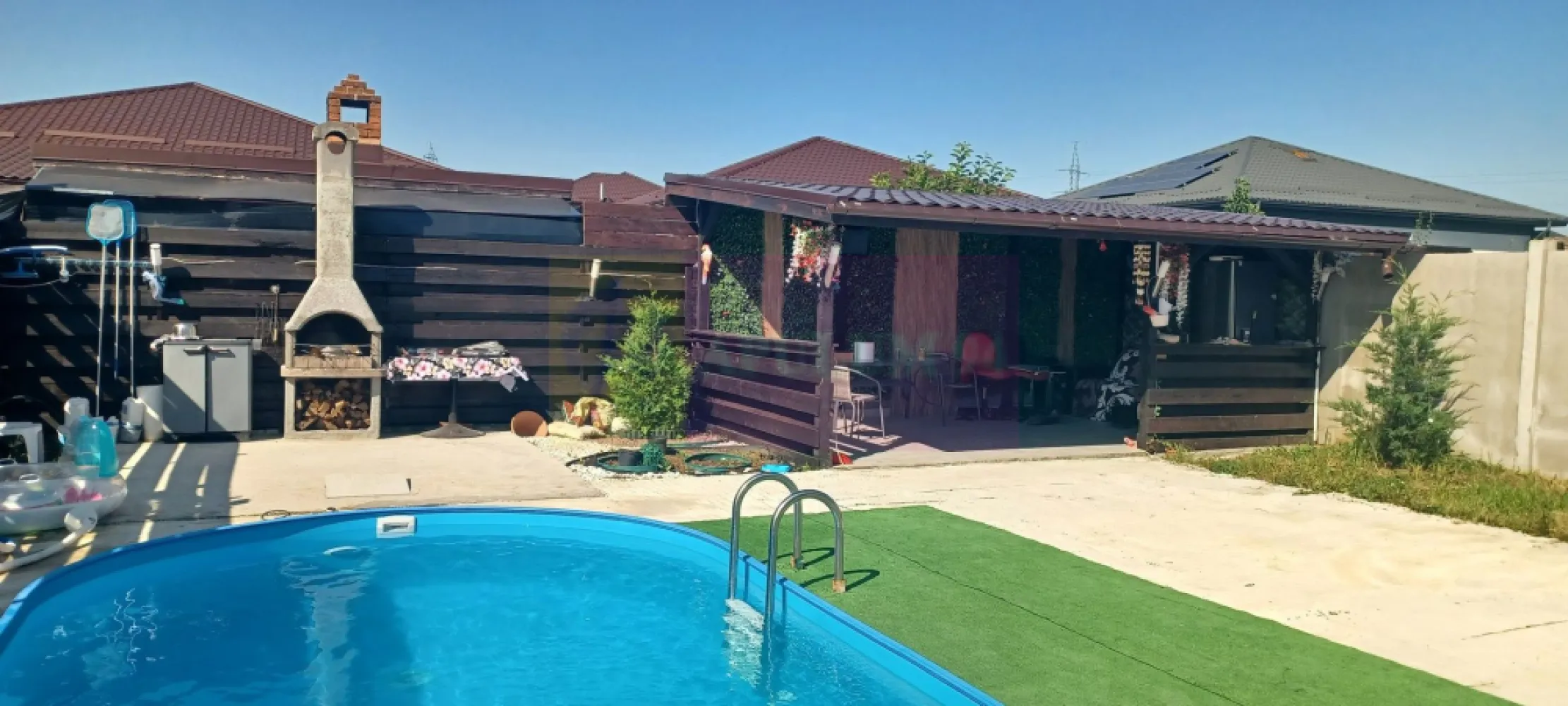 Casă nouă Săbăreni, terasă, piscină, foișor, barbeque, curte 440 mp - Casa este amplasată în Comuna Săbăreni, la intrarea dinspre Pădurea Râioasa, la aproximativ 200 m de str Principală, într-o zonă rezidențială nouă. Structura de rezistență este din beton armat, cu fundatie de 100 cm în pământ si 80 cm deasupra cotei 0, cu placă din beton si peste parter, zidărie din cărămidă, fără pereți din rigips, cu mansardă înaltă, open space, cu ferestre tip Velux. Camerele sunt mari, luminoase și au înălțimea de 2,80 m. Locuința beneficiază de încălzire în pardoseală și centrală termică Wiessmann și are ferestre Salamander clasa A, cu geamuri tripan. Unele finisaje: gresie, faință, parchet, uși interioare și obiecte sanitare băi, pot fi alese de cumpărător, într-un buget stabilit de comun acord. Casa este racordată reteaua de energie electrică (curent trifazic), la cea de gaze naturale, are puț individual și hidrofor, internet si TV DIGI. Proprietatea are amenajată o piscină de 6m x 3,5m cu 1,5m adâncime, cu sistem de purificare a apei, un foișor de 12 mp si barbeque. Este intabulată în cartea funciară si poate fi disponibilă în maxim 2 luni. Preț 190.000 EUR, negociabil. Nu se plătește comision sau TVA