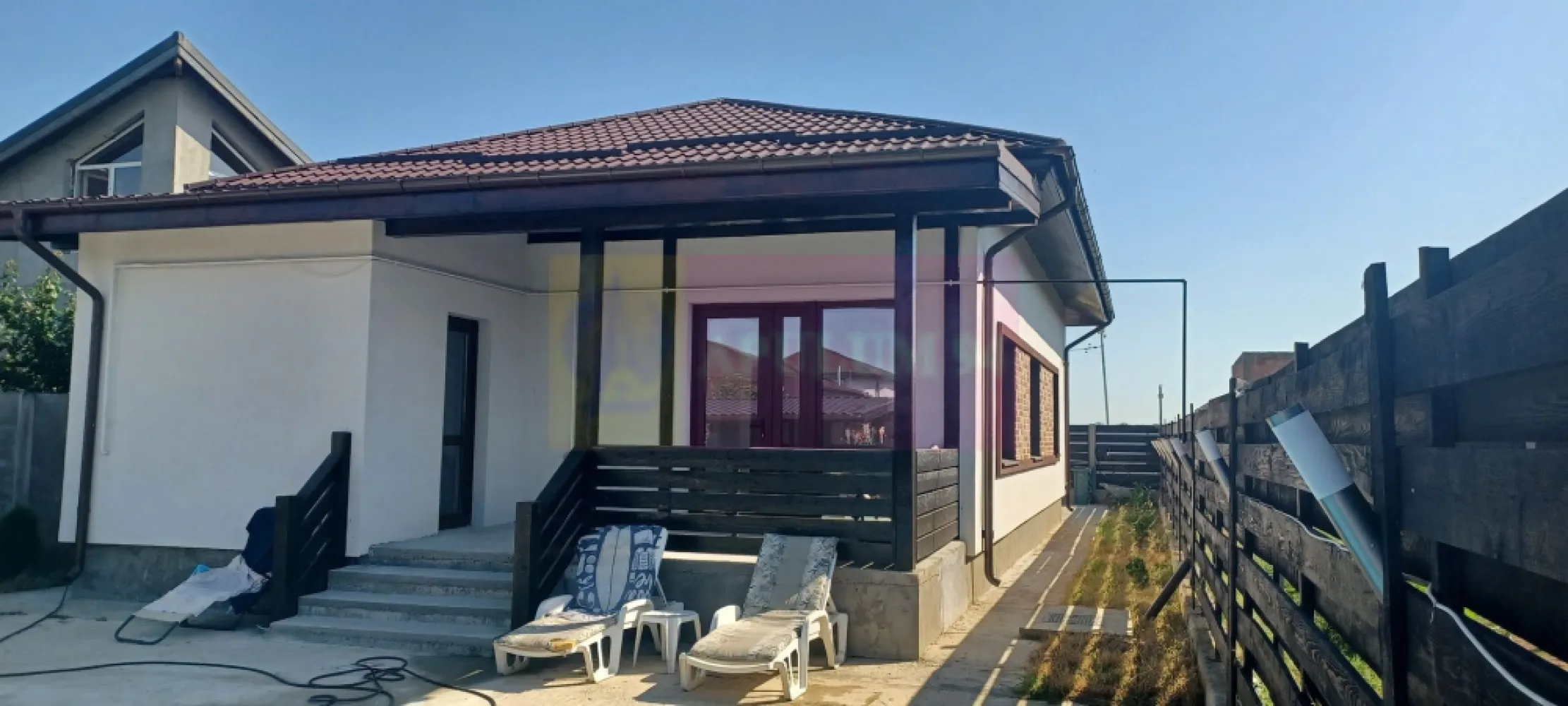 Casă nouă Săbăreni, terasă, piscină, foișor, barbeque, curte 440 mp - Casa este amplasată în Comuna Săbăreni, la intrarea dinspre Pădurea Râioasa, la aproximativ 200 m de str Principală, într-o zonă rezidențială nouă. Structura de rezistență este din beton armat, cu fundatie de 100 cm în pământ si 80 cm deasupra cotei 0, cu placă din beton si peste parter, zidărie din cărămidă, fără pereți din rigips, cu mansardă înaltă, open space, cu ferestre tip Velux. Camerele sunt mari, luminoase și au înălțimea de 2,80 m. Locuința beneficiază de încălzire în pardoseală și centrală termică Wiessmann și are ferestre Salamander clasa A, cu geamuri tripan. Unele finisaje: gresie, faință, parchet, uși interioare și obiecte sanitare băi, pot fi alese de cumpărător, într-un buget stabilit de comun acord. Casa este racordată reteaua de energie electrică (curent trifazic), la cea de gaze naturale, are puț individual și hidrofor, internet si TV DIGI. Proprietatea are amenajată o piscină de 6m x 3,5m cu 1,5m adâncime, cu sistem de purificare a apei, un foișor de 12 mp si barbeque. Este intabulată în cartea funciară si poate fi disponibilă în maxim 2 luni. Preț 190.000 EUR, negociabil. Nu se plătește comision sau TVA