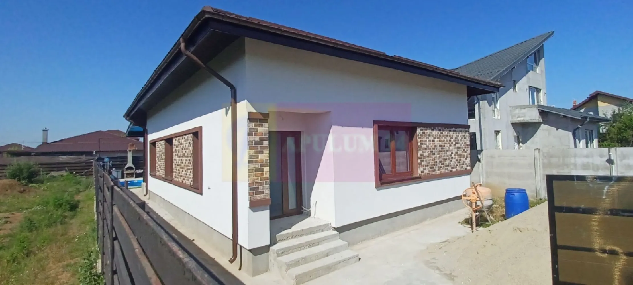Casă nouă Săbăreni, terasă, piscină, foișor, barbeque, curte 440 mp - Casa este amplasată în Comuna Săbăreni, la intrarea dinspre Pădurea Râioasa, la aproximativ 200 m de str Principală, într-o zonă rezidențială nouă. Structura de rezistență este din beton armat, cu fundatie de 100 cm în pământ si 80 cm deasupra cotei 0, cu placă din beton si peste parter, zidărie din cărămidă, fără pereți din rigips, cu mansardă înaltă, open space, cu ferestre tip Velux. Camerele sunt mari, luminoase și au înălțimea de 2,80 m. Locuința beneficiază de încălzire în pardoseală și centrală termică Wiessmann și are ferestre Salamander clasa A, cu geamuri tripan. Unele finisaje: gresie, faință, parchet, uși interioare și obiecte sanitare băi, pot fi alese de cumpărător, într-un buget stabilit de comun acord. Casa este racordată reteaua de energie electrică (curent trifazic), la cea de gaze naturale, are puț individual și hidrofor, internet si TV DIGI. Proprietatea are amenajată o piscină de 6m x 3,5m cu 1,5m adâncime, cu sistem de purificare a apei, un foișor de 12 mp si barbeque. Este intabulată în cartea funciară si poate fi disponibilă în maxim 2 luni. Preț 190.000 EUR, negociabil. Nu se plătește comision sau TVA