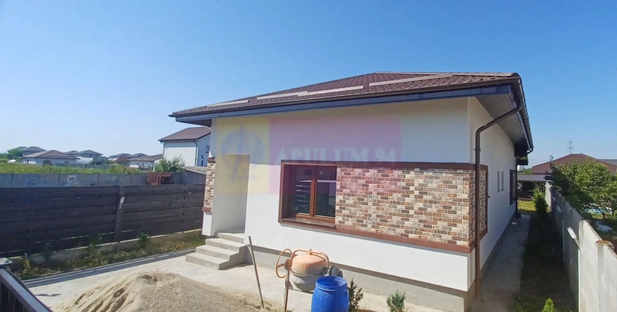 Casă nouă Săbăreni, terasă, piscină, foișor, barbeque, curte 440 mp - Casa este amplasată în Comuna Săbăreni, la intrarea dinspre Pădurea Râioasa, la aproximativ 200 m de str Principală, într-o zonă rezidențială nouă. Structura de rezistență este din beton armat, cu fundatie de 100 cm în pământ si 80 cm deasupra cotei 0, cu placă din beton si peste parter, zidărie din cărămidă, fără pereți din rigips, cu mansardă înaltă, open space, cu ferestre tip Velux. Camerele sunt mari, luminoase și au înălțimea de 2,80 m. Locuința beneficiază de încălzire în pardoseală și centrală termică Wiessmann și are ferestre Salamander clasa A, cu geamuri tripan. Unele finisaje: gresie, faință, parchet, uși interioare și obiecte sanitare băi, pot fi alese de cumpărător, într-un buget stabilit de comun acord. Casa este racordată reteaua de energie electrică (curent trifazic), la cea de gaze naturale, are puț individual și hidrofor, internet si TV DIGI. Proprietatea are amenajată o piscină de 6m x 3,5m cu 1,5m adâncime, cu sistem de purificare a apei, un foișor de 12 mp si barbeque. Este intabulată în cartea funciară si poate fi disponibilă în maxim 2 luni. Preț 190.000 EUR, negociabil. Nu se plătește comision sau TVA