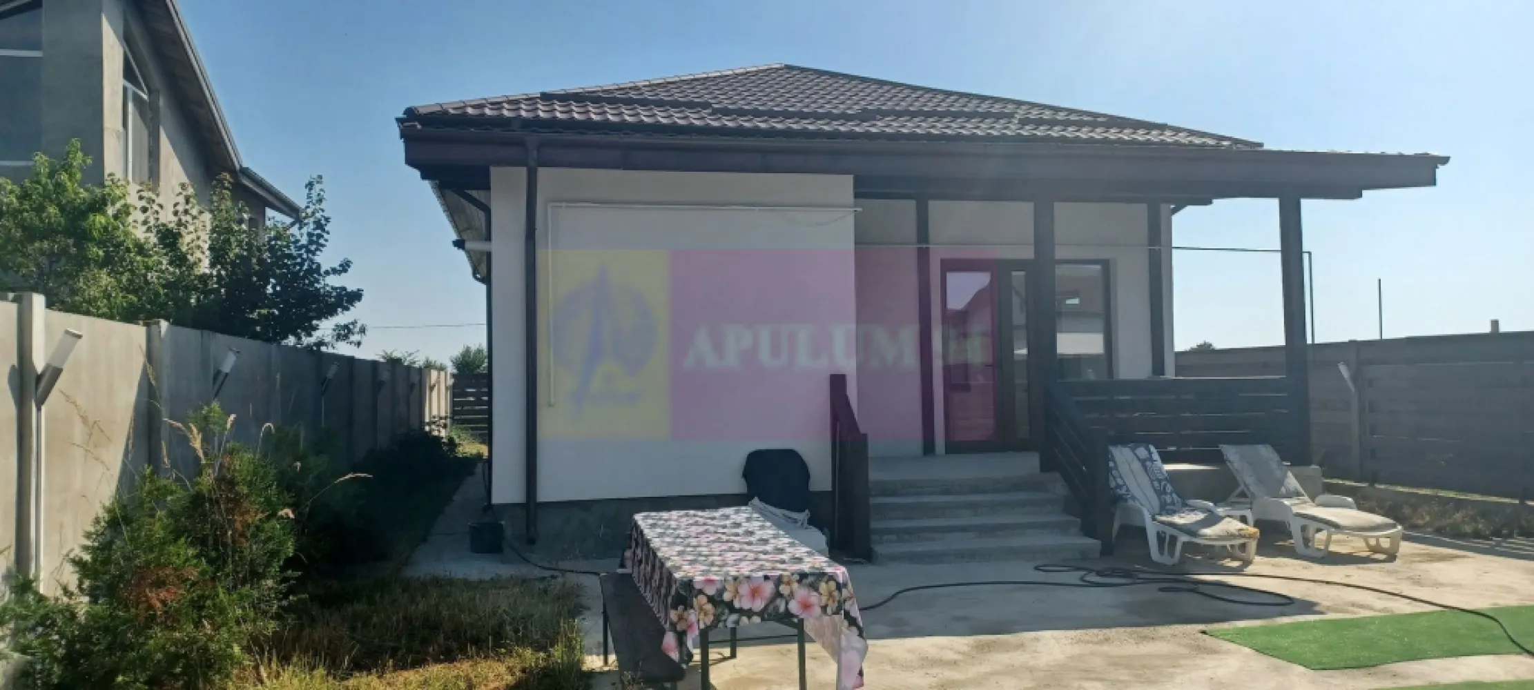 Casă nouă Săbăreni, terasă, piscină, foișor, barbeque, curte 440 mp - Casa este amplasată în Comuna Săbăreni, la intrarea dinspre Pădurea Râioasa, la aproximativ 200 m de str Principală, într-o zonă rezidențială nouă. Structura de rezistență este din beton armat, cu fundatie de 100 cm în pământ si 80 cm deasupra cotei 0, cu placă din beton si peste parter, zidărie din cărămidă, fără pereți din rigips, cu mansardă înaltă, open space, cu ferestre tip Velux. Camerele sunt mari, luminoase și au înălțimea de 2,80 m. Locuința beneficiază de încălzire în pardoseală și centrală termică Wiessmann și are ferestre Salamander clasa A, cu geamuri tripan. Unele finisaje: gresie, faință, parchet, uși interioare și obiecte sanitare băi, pot fi alese de cumpărător, într-un buget stabilit de comun acord. Casa este racordată reteaua de energie electrică (curent trifazic), la cea de gaze naturale, are puț individual și hidrofor, internet si TV DIGI. Proprietatea are amenajată o piscină de 6m x 3,5m cu 1,5m adâncime, cu sistem de purificare a apei, un foișor de 12 mp si barbeque. Este intabulată în cartea funciară si poate fi disponibilă în maxim 2 luni. Preț 190.000 EUR, negociabil. Nu se plătește comision sau TVA