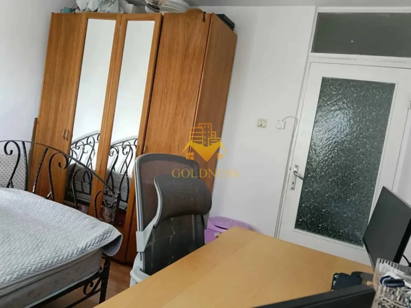 3 camere, decomandate, Zorilor, zona UMF, Spitalul de Recuperare - Goldness Imobiliare propune spre închiriere un apartament spațios cu 3 camere decomandate, situat în cartierul Zorilor, pe strada Gheorghe Dima — una dintre cele mai liniștite și accesibile zone din Cluj-Napoca, la câțiva pași de Universitatea de Medicină și Farmacie.
Apartamentul este complet mobilat și utilat, gata de locuit imediat.

Două camere sunt amenajate ca dormitoare/birouri, fiecare dotată cu dulap pentru haine, pat și birou — tot ce ai nevoie pentru ore lungi de studiu și odihnă bine meritată după gărzi.

A treia cameră este amenajată ca living, cu canapea extensibilă și spațiu generos de depozitare — perfectă pentru relaxare sau pentru a primi prieteni/colegi.

Complet mobilată și utilată, cu loc de luat masa — ideală pentru mesele pregătite acasă între cursuri.
2 băi — un avantaj real atunci când locuiești cu colegi și fiecare are un program diferit.

De ce este ideal pentru studenți la UMF?

✔ Zonă liniștită, perfectă pentru studiu

✔ Acces facil către UMF și spitalele clinice

✔ Mobilat complet — te muți direct, fără investiții suplimentare

✔ 2 băi pentru confort maxim în colectiv

✔ Spațiu de birou în fiecare dormitor
📞 Informații și vizionări: Goldness Imobiliare — Cîmpean Alexandru Gabriel