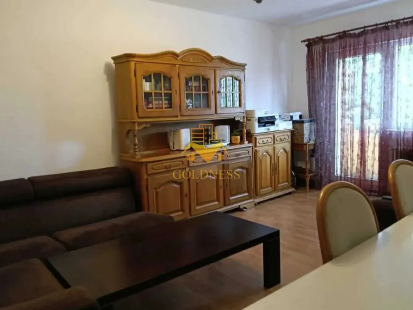 3 camere, decomandate, Zorilor, zona UMF, Spitalul de Recuperare - Goldness Imobiliare propune spre închiriere un apartament spațios cu 3 camere decomandate, situat în cartierul Zorilor, pe strada Gheorghe Dima — una dintre cele mai liniștite și accesibile zone din Cluj-Napoca, la câțiva pași de Universitatea de Medicină și Farmacie.
Apartamentul este complet mobilat și utilat, gata de locuit imediat.

Două camere sunt amenajate ca dormitoare/birouri, fiecare dotată cu dulap pentru haine, pat și birou — tot ce ai nevoie pentru ore lungi de studiu și odihnă bine meritată după gărzi.

A treia cameră este amenajată ca living, cu canapea extensibilă și spațiu generos de depozitare — perfectă pentru relaxare sau pentru a primi prieteni/colegi.

Complet mobilată și utilată, cu loc de luat masa — ideală pentru mesele pregătite acasă între cursuri.
2 băi — un avantaj real atunci când locuiești cu colegi și fiecare are un program diferit.

De ce este ideal pentru studenți la UMF?

✔ Zonă liniștită, perfectă pentru studiu

✔ Acces facil către UMF și spitalele clinice

✔ Mobilat complet — te muți direct, fără investiții suplimentare

✔ 2 băi pentru confort maxim în colectiv

✔ Spațiu de birou în fiecare dormitor
📞 Informații și vizionări: Goldness Imobiliare — Cîmpean Alexandru Gabriel