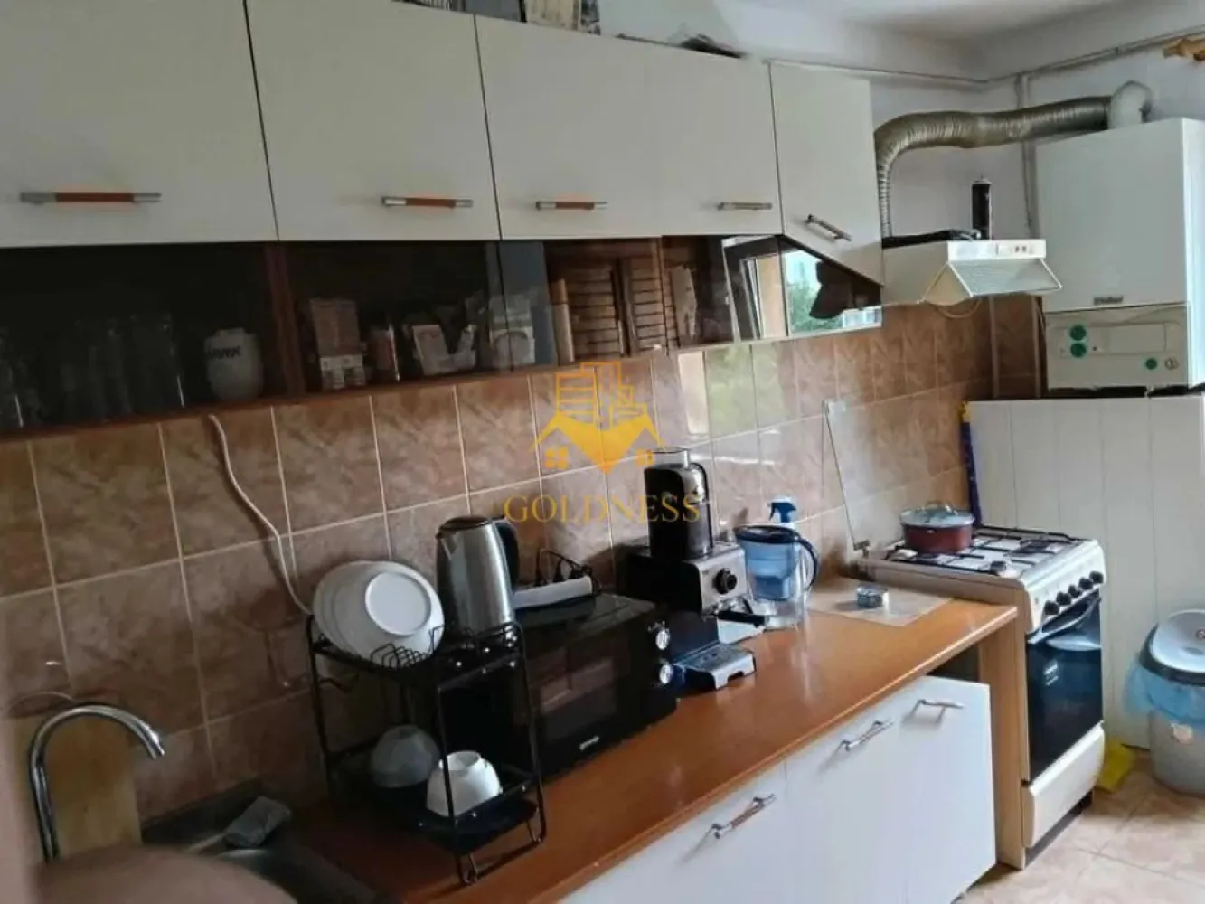 3 camere, decomandate, Zorilor, zona UMF, Spitalul de Recuperare - Goldness Imobiliare propune spre închiriere un apartament spațios cu 3 camere decomandate, situat în cartierul Zorilor, pe strada Gheorghe Dima — una dintre cele mai liniștite și accesibile zone din Cluj-Napoca, la câțiva pași de Universitatea de Medicină și Farmacie.
Apartamentul este complet mobilat și utilat, gata de locuit imediat.

Două camere sunt amenajate ca dormitoare/birouri, fiecare dotată cu dulap pentru haine, pat și birou — tot ce ai nevoie pentru ore lungi de studiu și odihnă bine meritată după gărzi.

A treia cameră este amenajată ca living, cu canapea extensibilă și spațiu generos de depozitare — perfectă pentru relaxare sau pentru a primi prieteni/colegi.

Complet mobilată și utilată, cu loc de luat masa — ideală pentru mesele pregătite acasă între cursuri.
2 băi — un avantaj real atunci când locuiești cu colegi și fiecare are un program diferit.

De ce este ideal pentru studenți la UMF?

✔ Zonă liniștită, perfectă pentru studiu

✔ Acces facil către UMF și spitalele clinice

✔ Mobilat complet — te muți direct, fără investiții suplimentare

✔ 2 băi pentru confort maxim în colectiv

✔ Spațiu de birou în fiecare dormitor
📞 Informații și vizionări: Goldness Imobiliare — Cîmpean Alexandru Gabriel