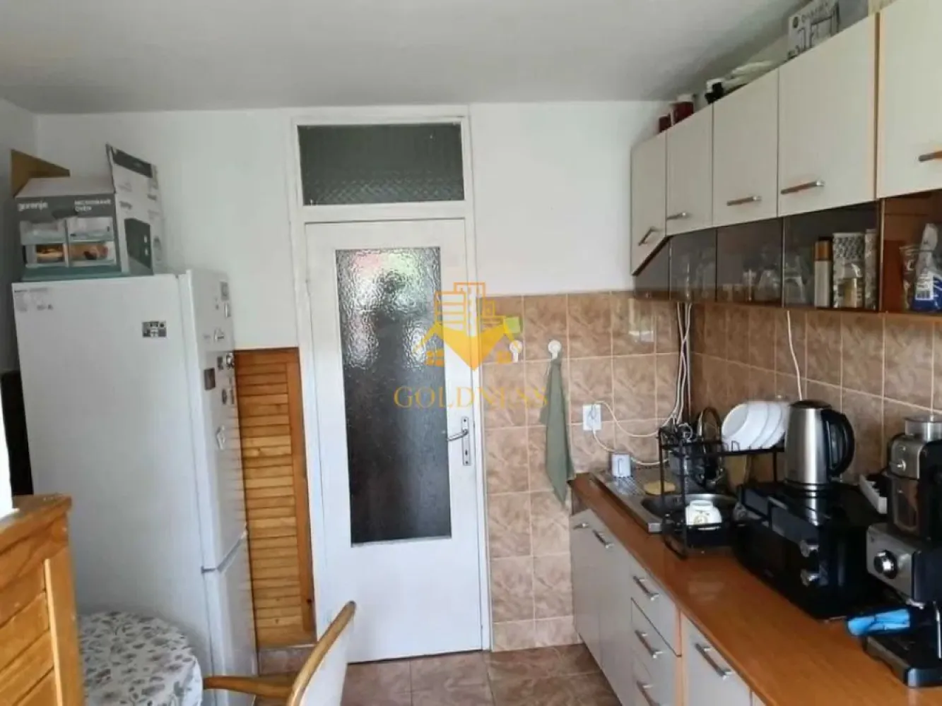 3 camere, decomandate, Zorilor, zona UMF, Spitalul de Recuperare - Goldness Imobiliare propune spre închiriere un apartament spațios cu 3 camere decomandate, situat în cartierul Zorilor, pe strada Gheorghe Dima — una dintre cele mai liniștite și accesibile zone din Cluj-Napoca, la câțiva pași de Universitatea de Medicină și Farmacie.
Apartamentul este complet mobilat și utilat, gata de locuit imediat.

Două camere sunt amenajate ca dormitoare/birouri, fiecare dotată cu dulap pentru haine, pat și birou — tot ce ai nevoie pentru ore lungi de studiu și odihnă bine meritată după gărzi.

A treia cameră este amenajată ca living, cu canapea extensibilă și spațiu generos de depozitare — perfectă pentru relaxare sau pentru a primi prieteni/colegi.

Complet mobilată și utilată, cu loc de luat masa — ideală pentru mesele pregătite acasă între cursuri.
2 băi — un avantaj real atunci când locuiești cu colegi și fiecare are un program diferit.

De ce este ideal pentru studenți la UMF?

✔ Zonă liniștită, perfectă pentru studiu

✔ Acces facil către UMF și spitalele clinice

✔ Mobilat complet — te muți direct, fără investiții suplimentare

✔ 2 băi pentru confort maxim în colectiv

✔ Spațiu de birou în fiecare dormitor
📞 Informații și vizionări: Goldness Imobiliare — Cîmpean Alexandru Gabriel