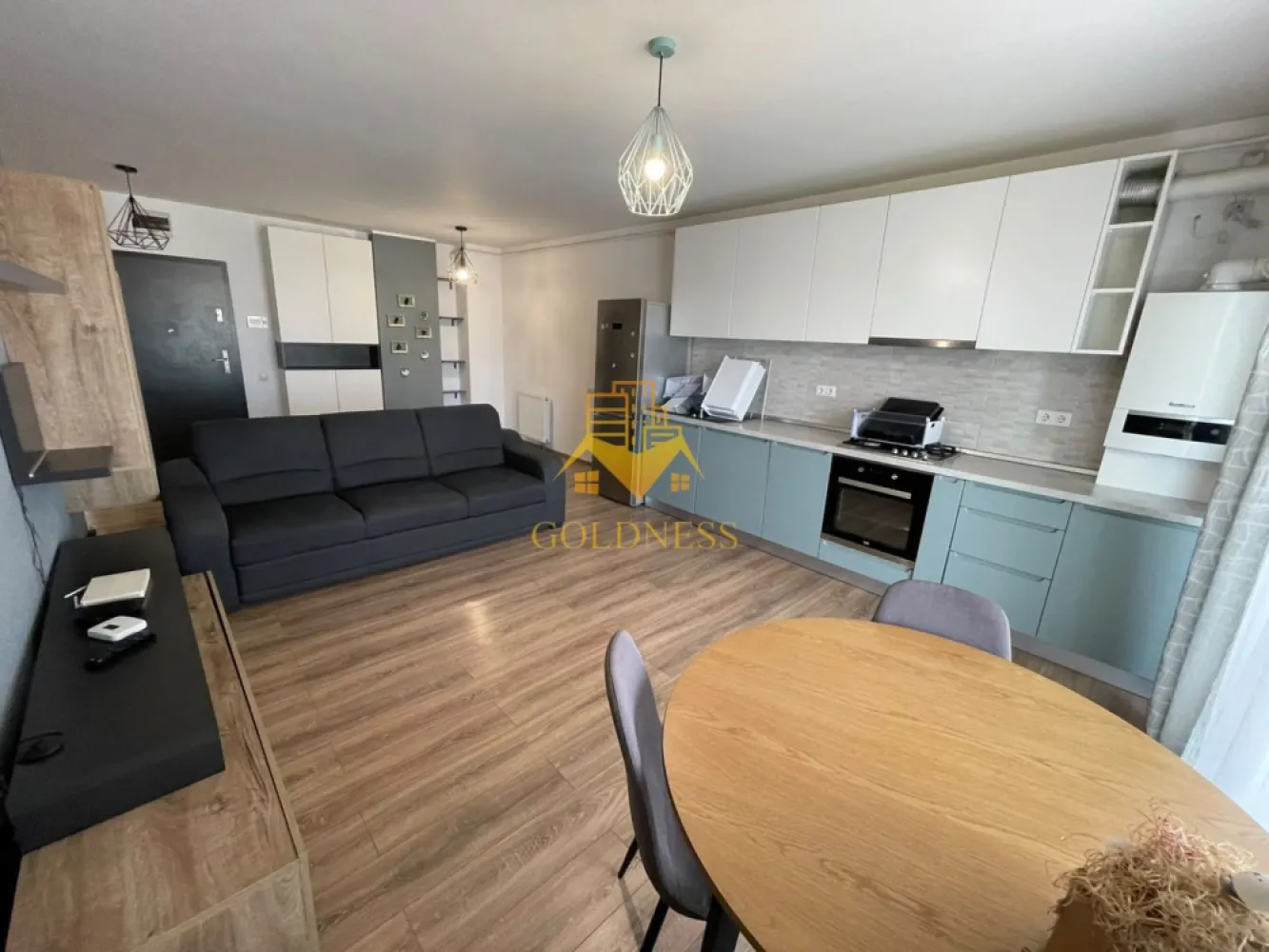 2 camere, Parcare, Semicentral, NTT Data, Bosch, Somesului, Anton Pann - GOLDNESS Imobiliare vă propune spre închiriere un apartament cu 2 camere open-space complet mobilat și utilat, la etajul 4 intr-un imobil de 7 etaje, în Zona Semicentrala.
Dispune de loc de parcare subteran.
Se află în apropierea stațiilor de transport în comun, magazine, restaurante, spații verzi, farmacii, etc.

Apartamentul este compartimentat astfel:
- dormitor cu pat matrimonial, dressing,
- living cu bucatarie open space complet utilată și mobilată, canapea, loc de servit masa, birou
- baie cu cada, calorifer port prosop și dulap pentru depozitare.
- balcon de 7 mp, dotat cu bancuta si masa

Imobilul este dotat cu toate cele necesare- centrală proprie, aer conditionat, masina de spalat vase, frigider, plita, cuptor electric, microunde, hotă, mașină de spălat haine, etc.

Dacă sunteți interesați de acest apartament și doriți să îl vizionați, dar și pentru alte oferte nu ezitați să ne contactați telefonic sau prin e-mail. Vă stăm la dispoziție!
Pentru intermediere se percepe un comision de 50% din prețul chiriei!