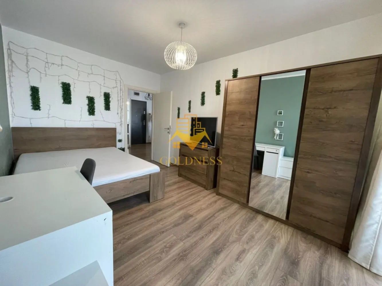 2 camere, Parcare, Semicentral, NTT Data, Bosch, Somesului, Anton Pann - GOLDNESS Imobiliare vă propune spre închiriere un apartament cu 2 camere open-space complet mobilat și utilat, la etajul 4 intr-un imobil de 7 etaje, în Zona Semicentrala.
Dispune de loc de parcare subteran.
Se află în apropierea stațiilor de transport în comun, magazine, restaurante, spații verzi, farmacii, etc.

Apartamentul este compartimentat astfel:
- dormitor cu pat matrimonial, dressing,
- living cu bucatarie open space complet utilată și mobilată, canapea, loc de servit masa, birou
- baie cu cada, calorifer port prosop și dulap pentru depozitare.
- balcon de 7 mp, dotat cu bancuta si masa

Imobilul este dotat cu toate cele necesare- centrală proprie, aer conditionat, masina de spalat vase, frigider, plita, cuptor electric, microunde, hotă, mașină de spălat haine, etc.

Dacă sunteți interesați de acest apartament și doriți să îl vizionați, dar și pentru alte oferte nu ezitați să ne contactați telefonic sau prin e-mail. Vă stăm la dispoziție!
Pentru intermediere se percepe un comision de 50% din prețul chiriei!