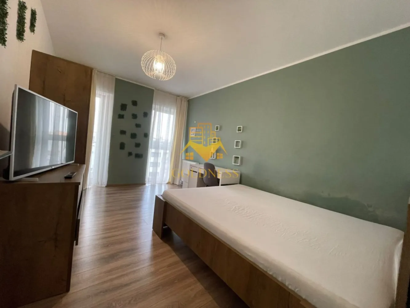 2 camere, Parcare, Semicentral, NTT Data, Bosch, Somesului, Anton Pann - GOLDNESS Imobiliare vă propune spre închiriere un apartament cu 2 camere open-space complet mobilat și utilat, la etajul 4 intr-un imobil de 7 etaje, în Zona Semicentrala.
Dispune de loc de parcare subteran.
Se află în apropierea stațiilor de transport în comun, magazine, restaurante, spații verzi, farmacii, etc.

Apartamentul este compartimentat astfel:
- dormitor cu pat matrimonial, dressing,
- living cu bucatarie open space complet utilată și mobilată, canapea, loc de servit masa, birou
- baie cu cada, calorifer port prosop și dulap pentru depozitare.
- balcon de 7 mp, dotat cu bancuta si masa

Imobilul este dotat cu toate cele necesare- centrală proprie, aer conditionat, masina de spalat vase, frigider, plita, cuptor electric, microunde, hotă, mașină de spălat haine, etc.

Dacă sunteți interesați de acest apartament și doriți să îl vizionați, dar și pentru alte oferte nu ezitați să ne contactați telefonic sau prin e-mail. Vă stăm la dispoziție!
Pentru intermediere se percepe un comision de 50% din prețul chiriei!